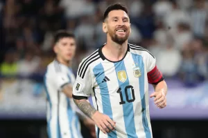alt Ver a Messi le cuesta a un salvadoreño con sueldo mínimo entre 17 y 39 días de salario