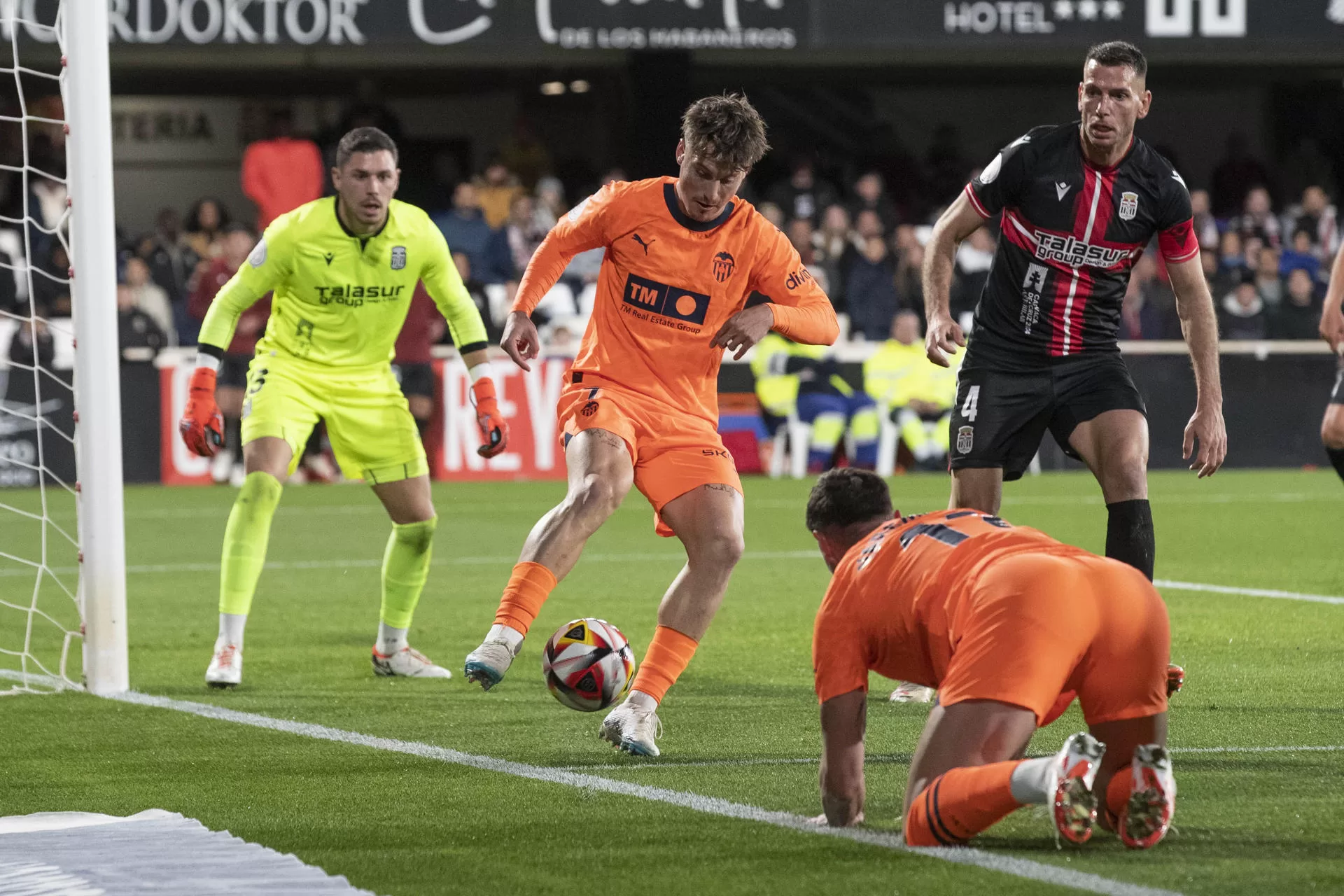 El centrocampista del Valencia C.F Sergi Canos (2i) controla el balón junto a Pedro Alcalá (d), del F.C Cartagena, durante partido de dieciseisavos de final de Copa del Rey jugado en el estadio Cartagonova. EFE/Marcial Guillén 