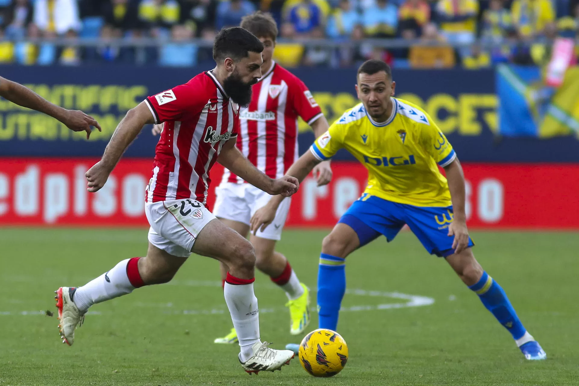 El delantero del Athletic Club de Bilbao Asier Villalibre (i) lucha por el balón con el centrocampista del Cádiz CF Gonzalo Escalante (d), durante el partido de LaLiga EA Sports, entre el Cádiz CF y el Athletic Club de Bilbao, en el estadio Nuevo Mirandillade Cádiz. EFE/ Román Ríos 