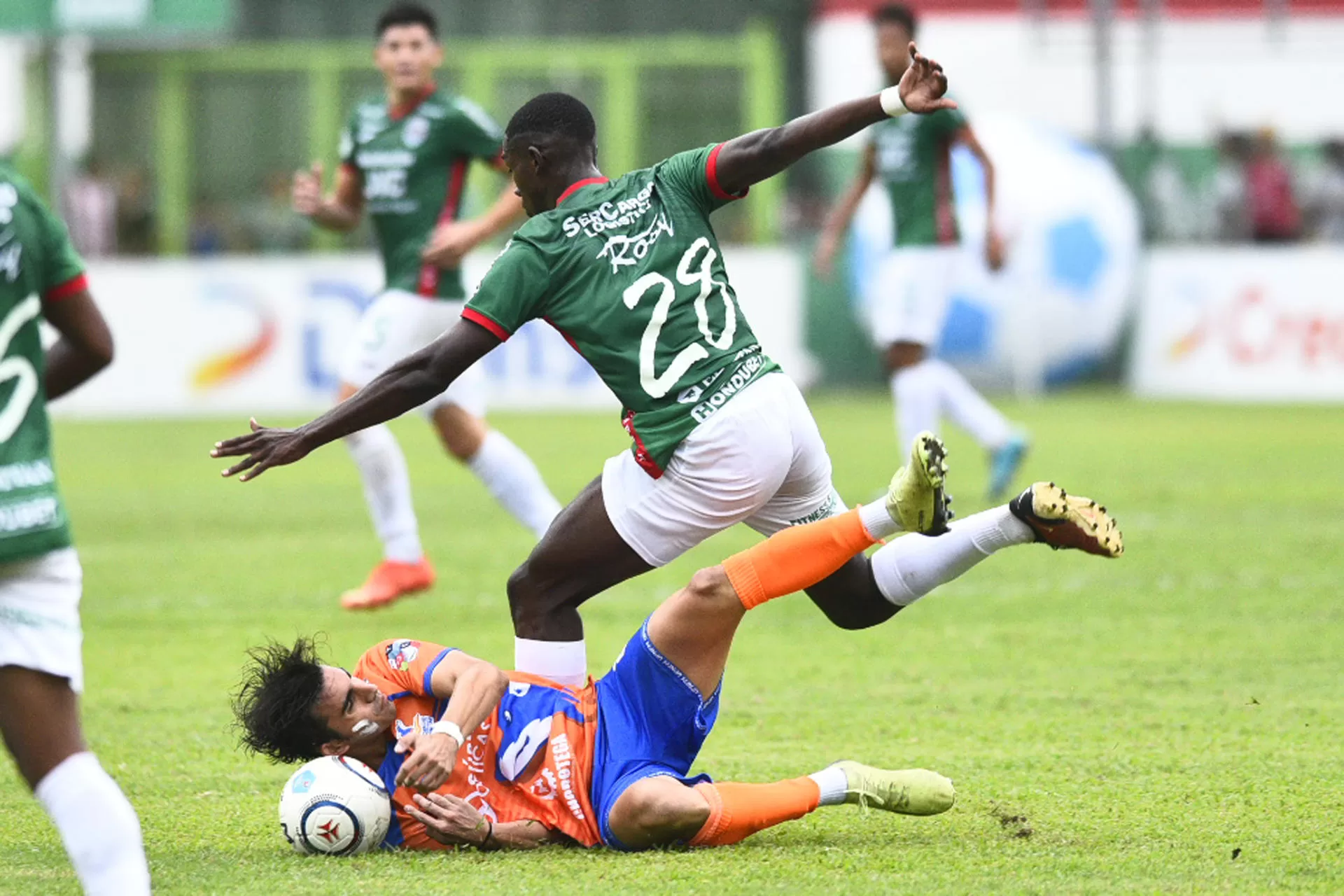 Derick Palacios (arriba) del Marathon disputa el balón con Eduar Reyes (abajo) de Universidad Pedagógica Nacional (UPN), hoy, durante un partido por el torneo Clausura de la Liga Nacional, en el Estadio Yankel Rosenthal, en San Pedro Sula (Honduras). EFE/ José Valle 