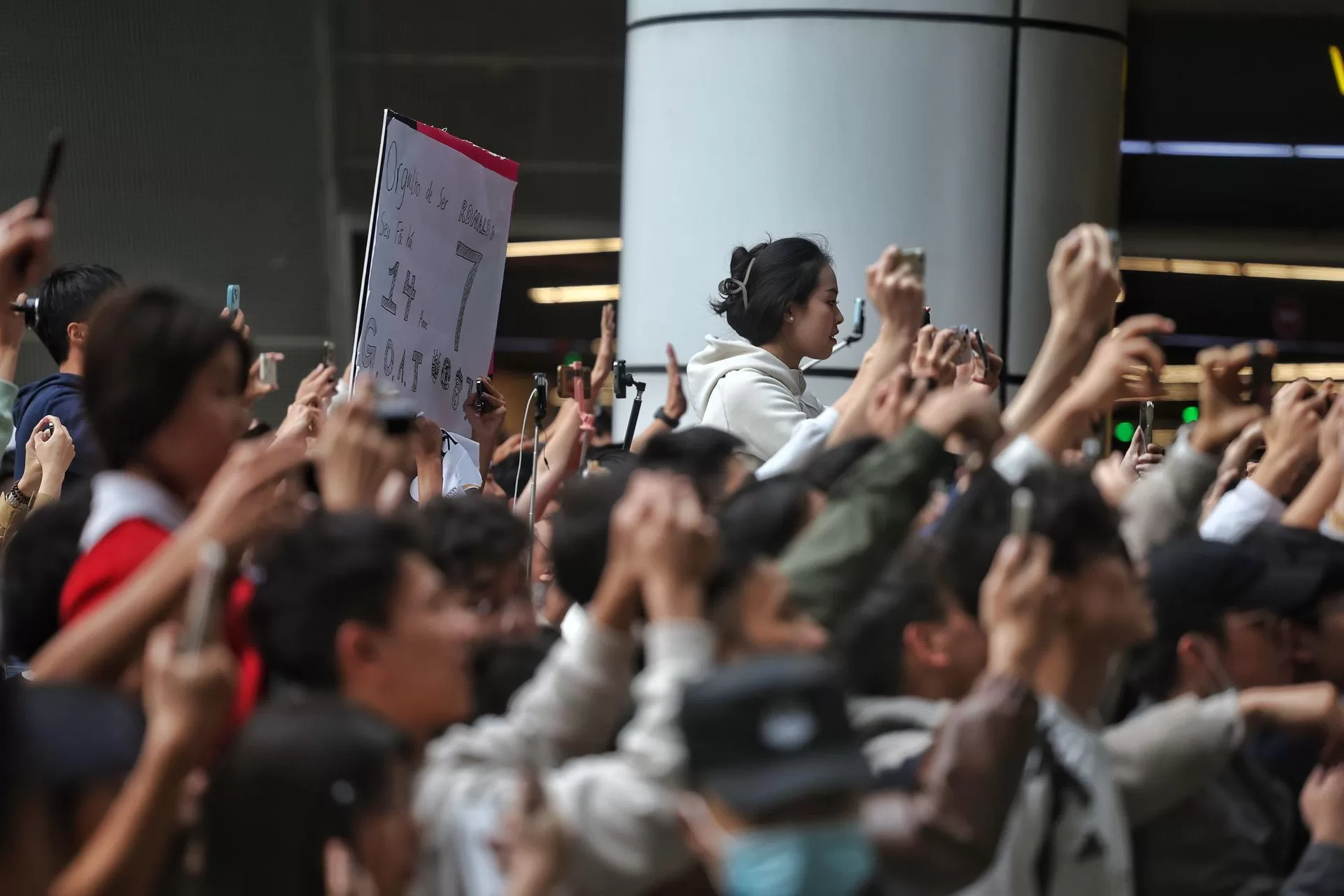 Aficionados chinos graban con sus móviles la llegada del portugués Cristiano Ronaldo al Aeropuerto International de Shenzhen (China). EFE/EPA/GST Glory Soccer Tour HANDOUT EDITORIAL USE ONLY/NO SALES 