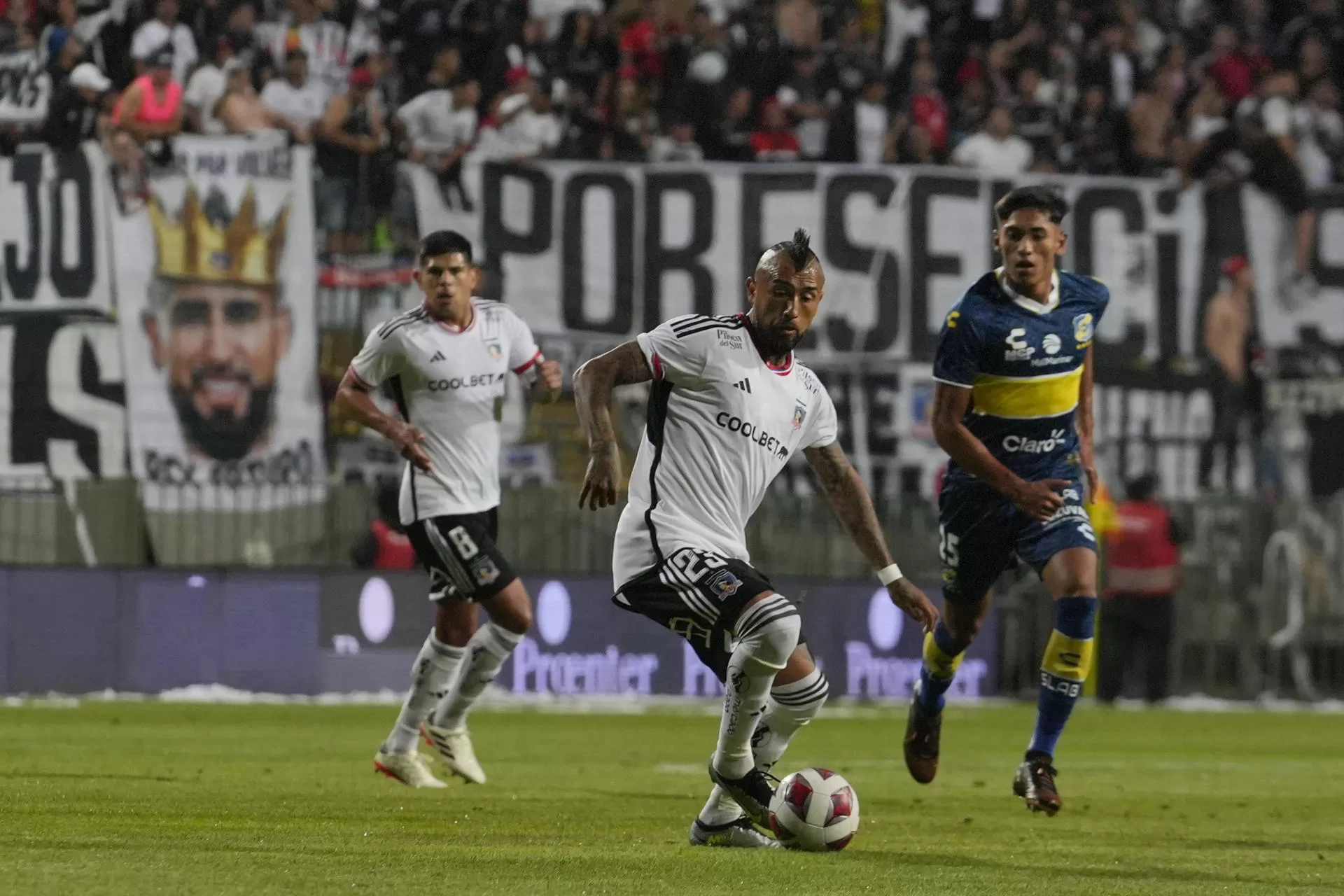 alt Chileno Vidal juega 60 minutos en su debut con triunfo de Colo Colo y unos minutos como capitán