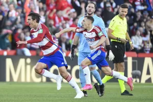 alt El Granada del uruguayo Medina se reencuentra con la victoria y complica al Cádiz