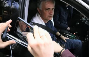 alt Mourinho abandona Trigoria y se despide de los aficionados