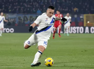 E delantero del FC Inter Lautaro Martinez durante el partido de la Serie A que han jugado AC Monza e FC Inter Milan en Monza, Italia. EFE/EPA/Roberto Bregani