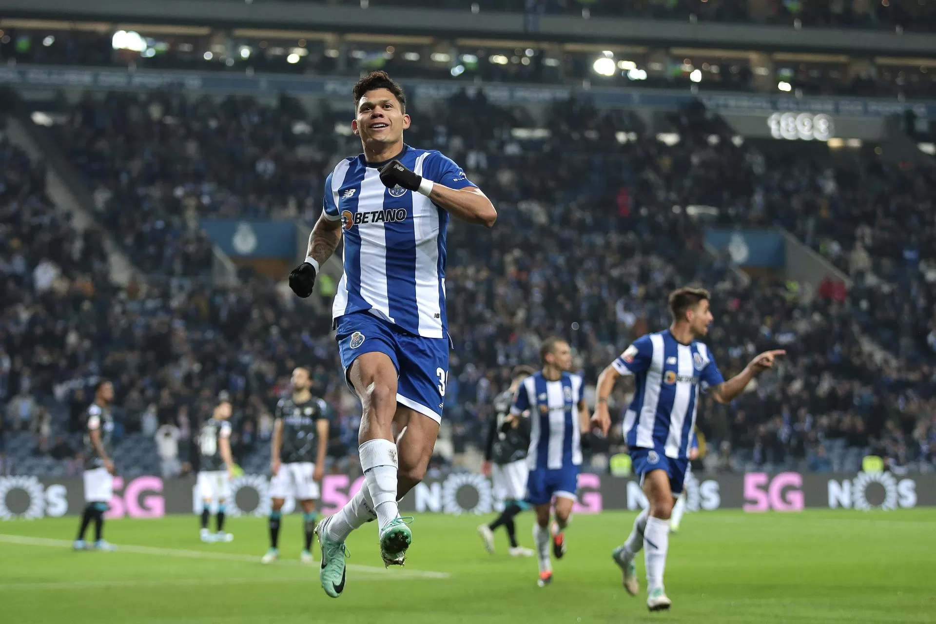 Los jugadores del FC Oporto durante el partido de la Liga Portuguesa que han jugado en Do Drago Oporto y Moreirense, en Oporto, Portugal. EFE/EPA/MANUEL FERNANDO ARAUJO 