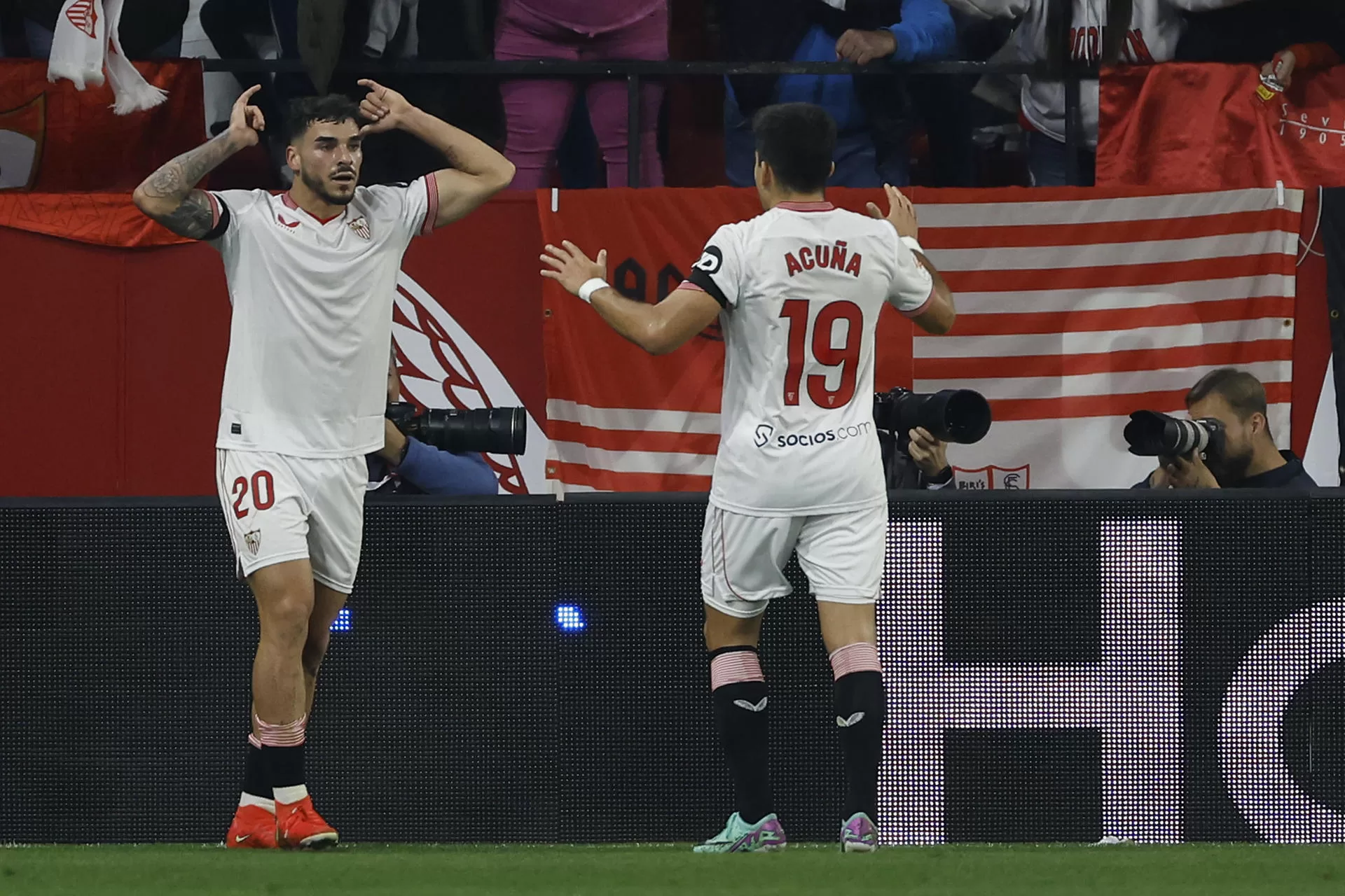 Isaac Romero (i) delantero del Sevilla, celebra tras marcar el 1-0 durante el partido de la Jornada 22 de LaLiga en el estadio Sánchez Pizjuán. EFE/ Julio Muñoz 