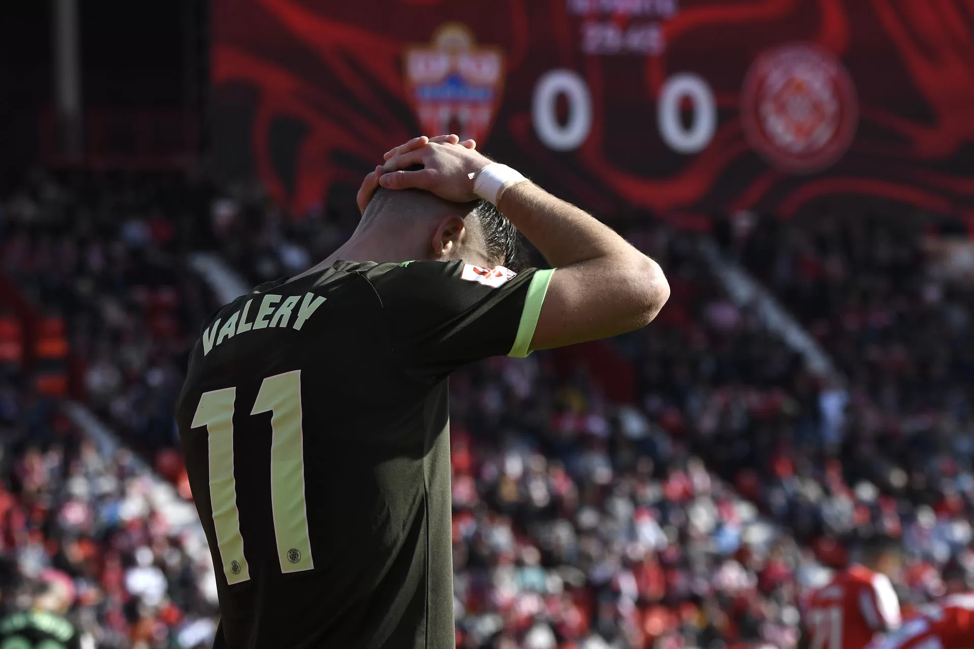 El jugador del Girona F.C. Valery se lamenta durante el partido ante la UD Almería celebrado en Power Horse Stadium de Almería. EFE/Carlos Barba 