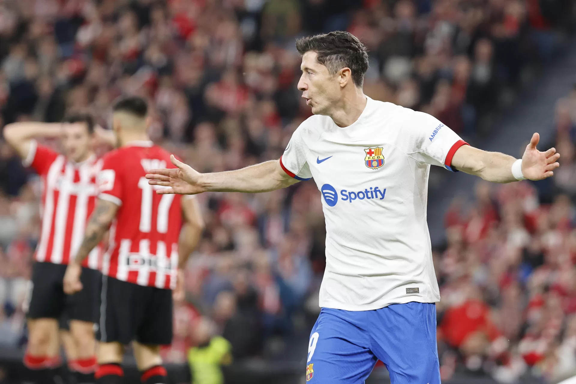 El delantero del FC Barcelona Robert Lewandowski celebra tras marcar ante el Athletic, durante el partido de los cuartos de final de la Copa del Rey en el estadio de San Mamés. EFE/Luis Tejido 
