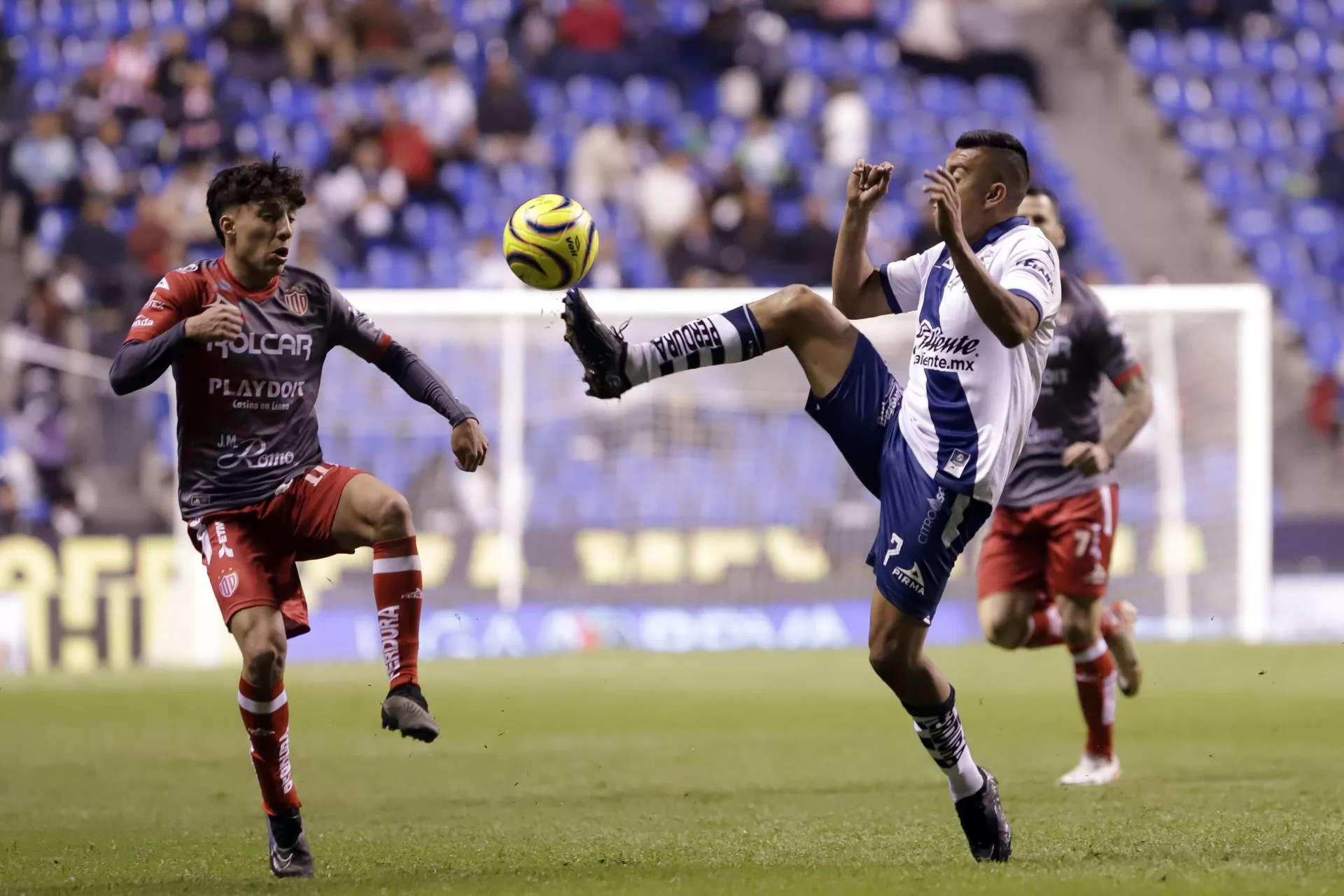 Daniel Álvarez (d) de Puebla disputa el balón con Heriberto Jurado (i) de Necaxa hoy, durante un partido por la segunda jornada del torneo Clausura 2024 de la Liga MX del fútbol mexicano, disputado en el estadio Cuauhtémoc, en Puebla (México). EFE/Hilda Ríos 