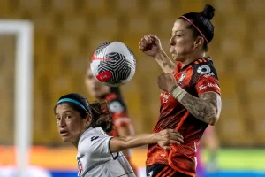 alt El Tigres de Jenni Hermoso visita al Cruz Azul en busca de mantener su paso perfecto