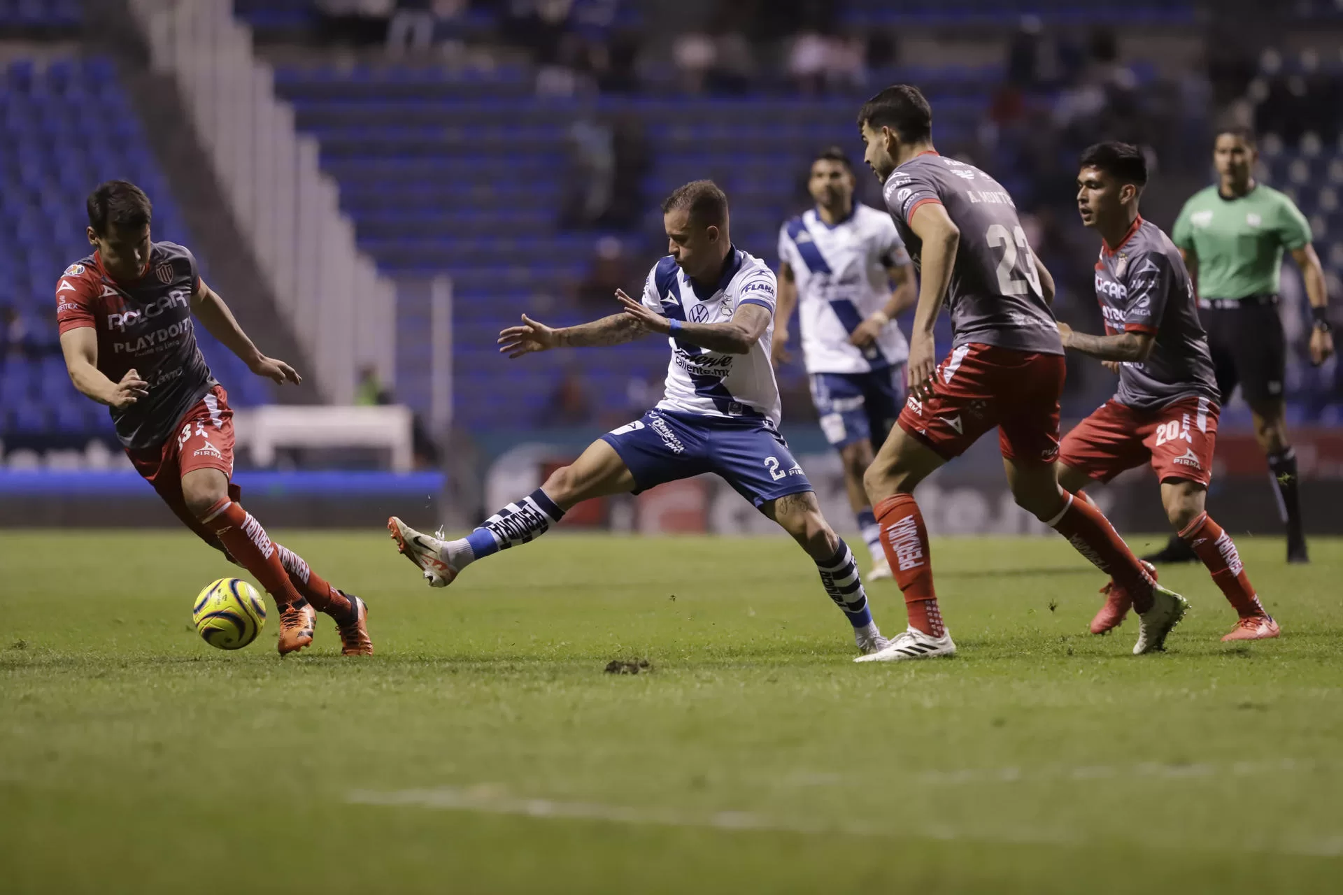 Gustavo Ferraréis (d) de Puebla disputa el balón con Alejandro Andrade (i) de Necaxa hoy, durante un partido por la segunda jornada del torneo Clausura 2024 de la Liga MX del fútbol mexicano, disputado en el estadio Cuauhtémoc, en Puebla (México). EFE/Hilda Ríos 