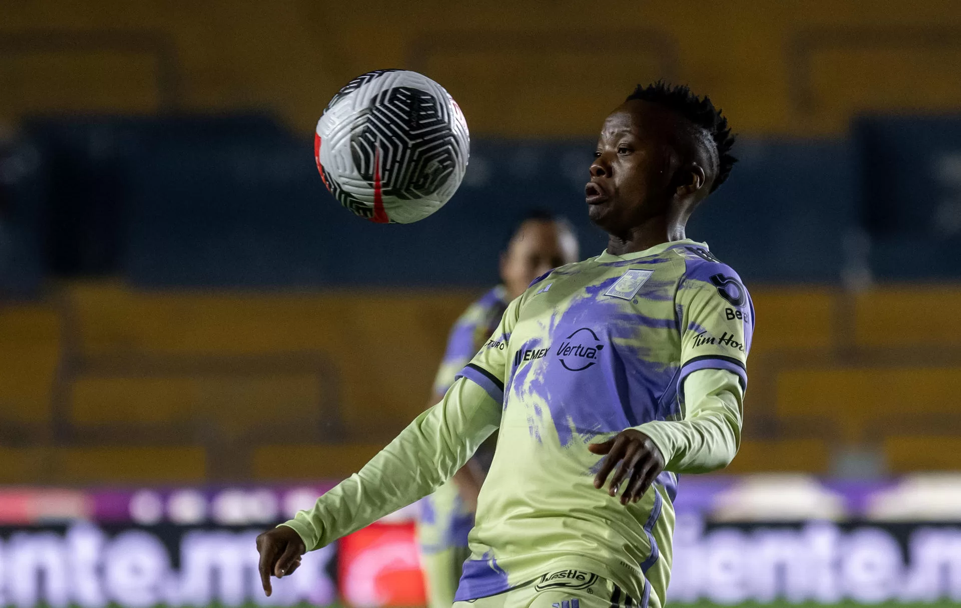 Thembi Kagatlana de Tigres femenil controla el balón en una jugada ante Sam Luis hoy, durante el partido femenino entre Tigres UANL y Atlético San Luis por la Liga MX femenil, en el estadio Universitario de la ciudad de Monterrey (México). EFE/Miguel Sierra