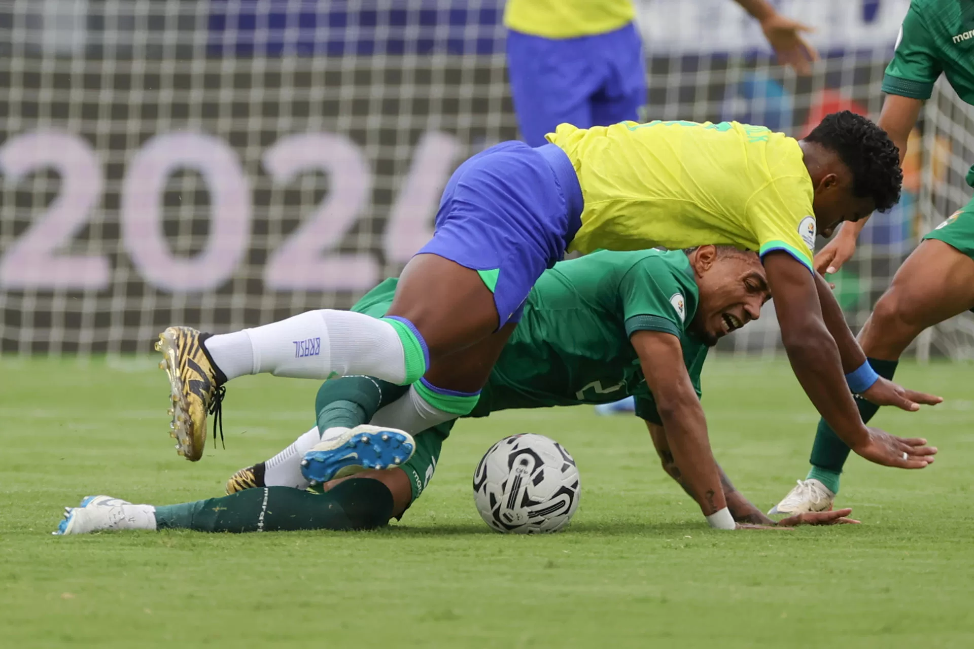Jairo Quinteros (abajo) de Bolivia disputa el balón con Endrick de Brasil hoy, en un partido del Torneo Preolímpico Sudamericano Sub-23 en el estadio Nacional Brígido Iriarte en Caracas (Venezuela). EFE/ Miguel Gutiérrez