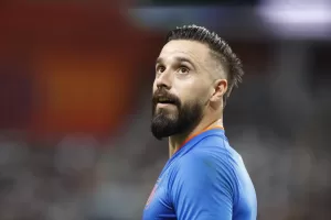 alt El Aucas agradece al portero ecuatoriano Hernán Galíndez, responsable del histórico título