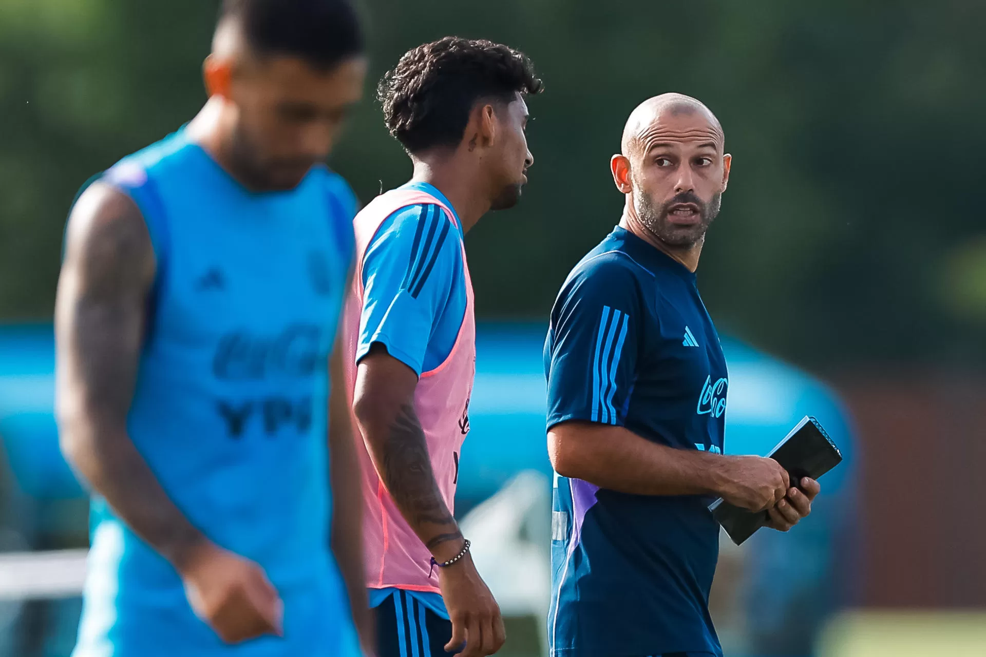 El entrenador Javier Mascherano dirige este 12 de enero de 2024 a sus jugadores durante un entrenamiento del seleccionado de fútbol sub-23 de Argentina, en el predio de Ezeiza, en Buenos Aires (Argentina). EFE/ Juan Ignacio Roncoroni 