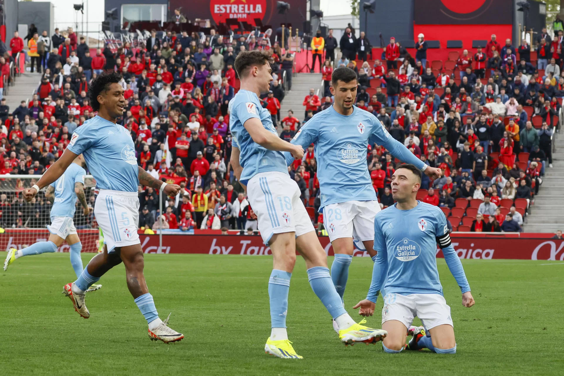 El delantero del Celta Iago Aspas (d) celebra el primer gol de su equipo durante el partido de LaLiga entre el Mallorca y el Celta en el estadio de Son Moix. EFE/CATI CLADERA 