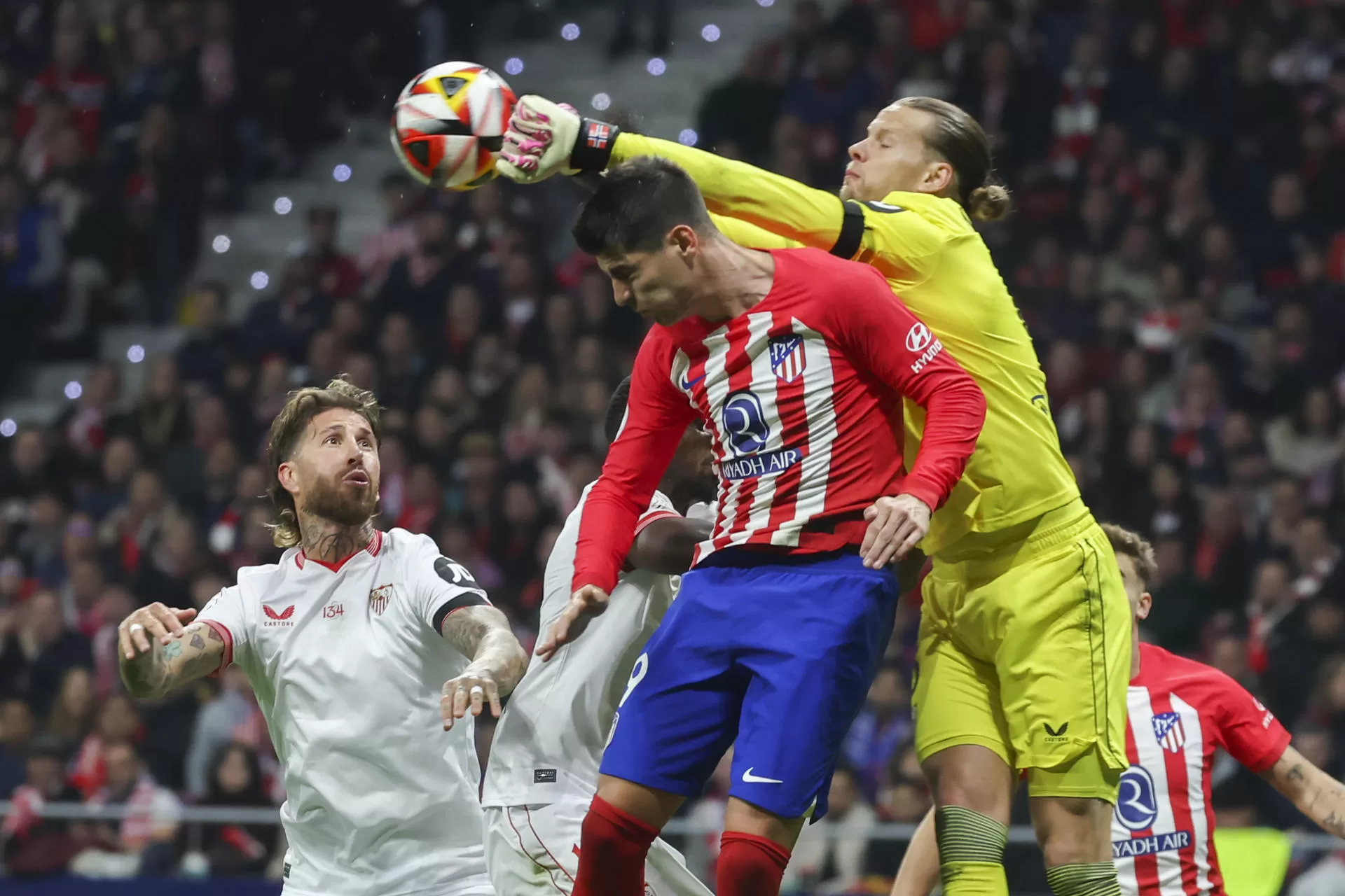 . MADRID, 25/01/2024.- El defensa del Sevilla Sergio Ramos (i) y el portero del equipo andaluz Ørjan Nyland (d) defienden una jugada ante el delantero del Atlético de Madrid, Álvaro Morata, durante el partido de cuartos de final de la Copa del Rey de fútbol entre el Atlético de Madrid y el Sevilla, este jueves en el estadio Civitas Metropolitano. EFE/ Kiko Huesca 