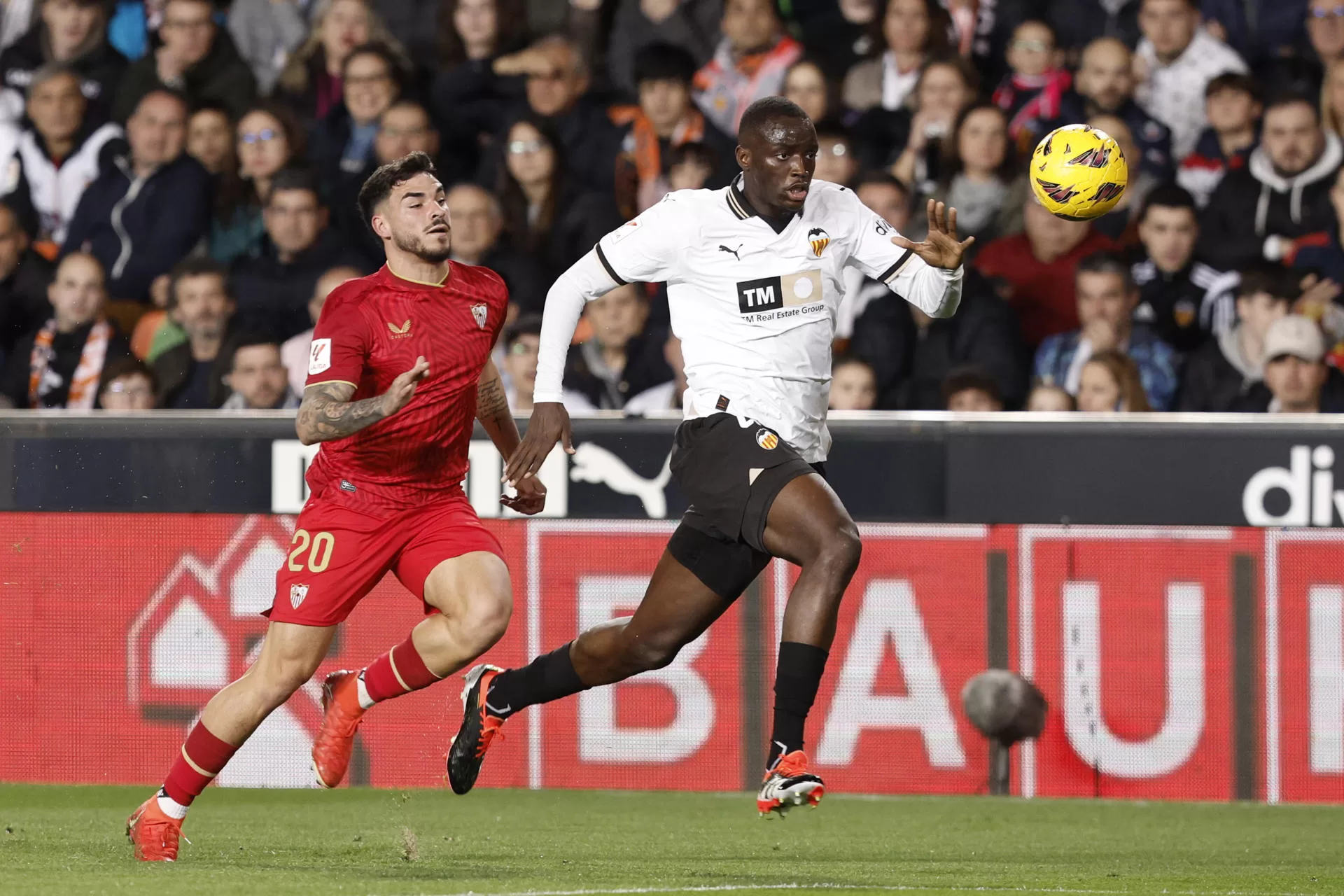 El defensa francés del Valencia Mouctar Diakhaby (d) se escapa de Isaac Romero, delantero del Sevilla, durante el partido de la jornada 25 de LaLiga que Valencia CF y Sevilla FC disputan este sábado en Mestalla. EFE/Kai Fösterling 