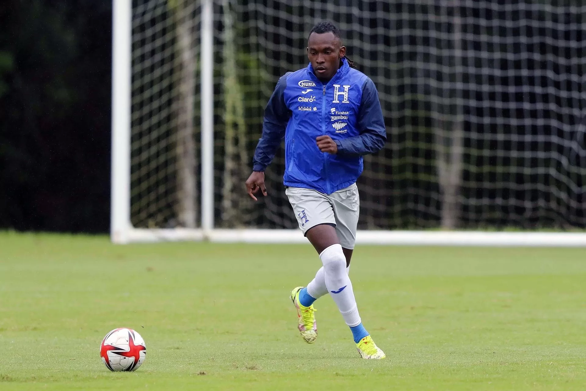Figura del fútbol hondureño le da un giro a su carrera en Europa