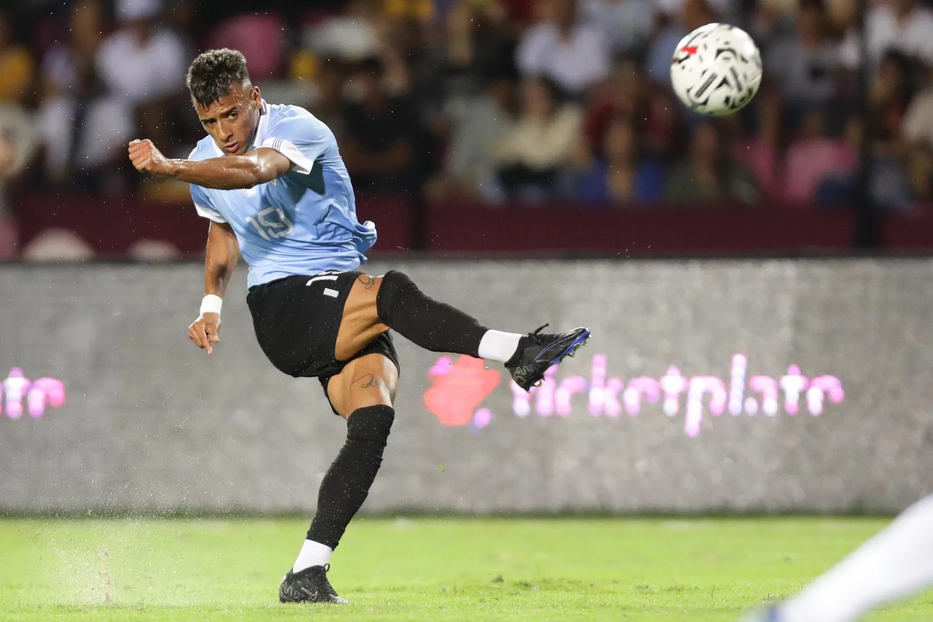 Luciano Rodríguez de Uruguay remata ante Argentina hoy, en un partido del Torneo Preolímpico Sudamericano Sub-23 en el estadio Polideportivo Misael Delgado en Valencia (Venezuela). EFE/ Rayner Peña R. 