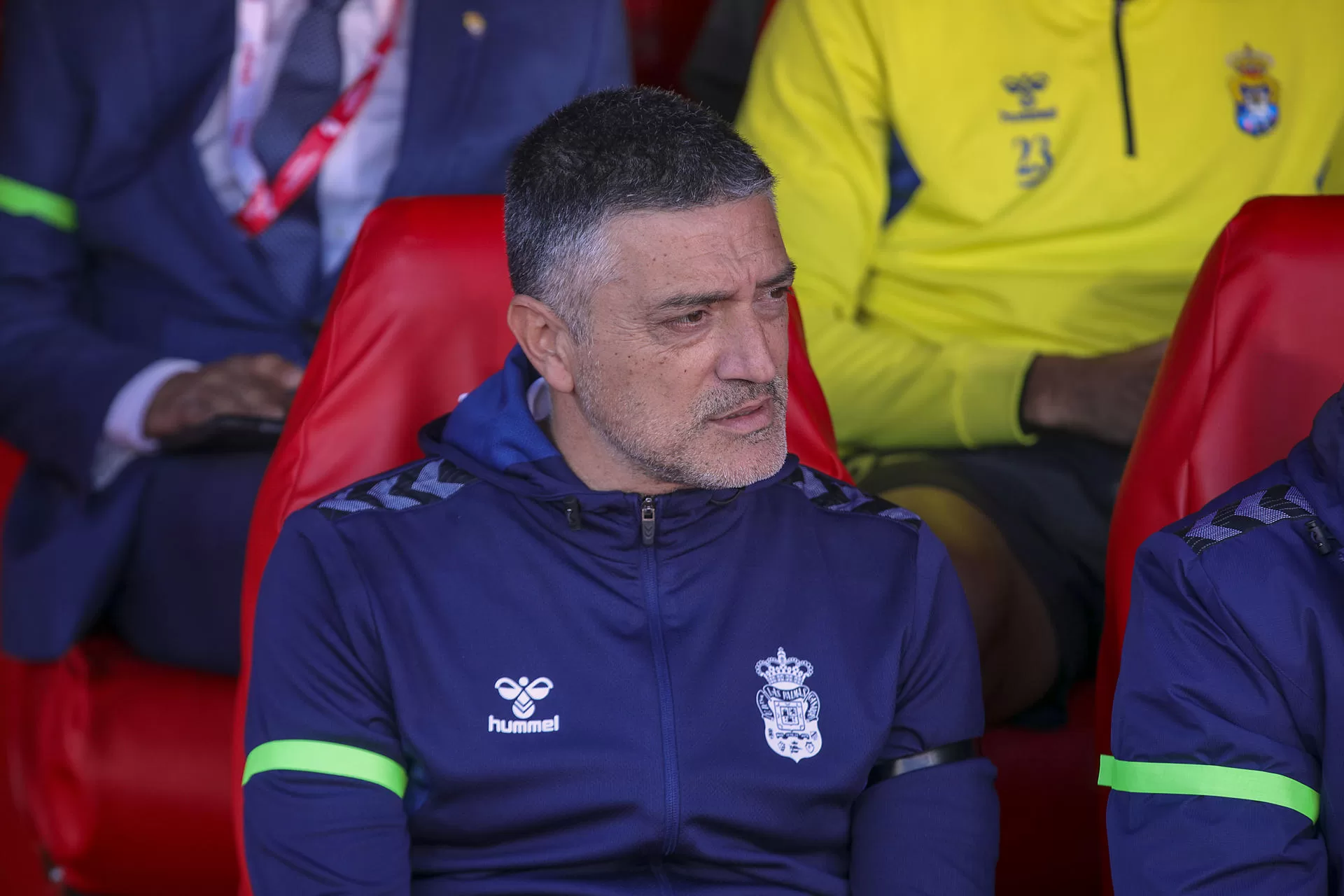 El entrenador de la UD Las Palmas, Xavi García Pimienta, durante el partido de LaLiga entre el Granada y la UD Las Palmas, este sábado en el Nuevo Estadio Los Cármenes. EFE/Pepe Torres.