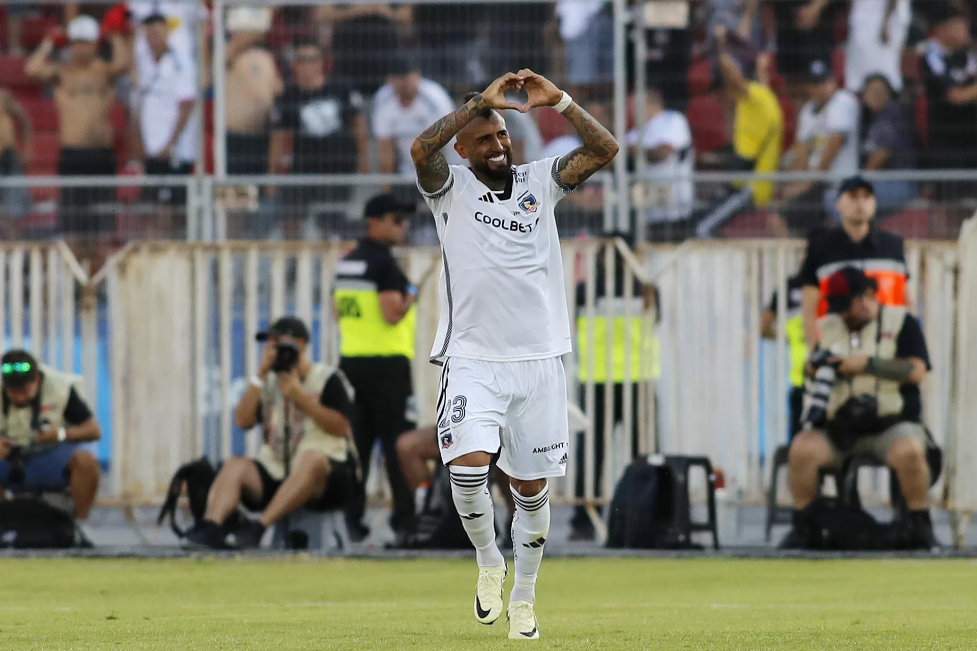 Arturo Vidal de Colo Colo celebra luego de anotar el 2-0 de penalti contra Huachipato durante la final de la Supercopa 2024 del fútbol chileno, disputada hoy en el Estadio Nacional Julio Martínez Prádanos, en Santiago (Chile). EFE/Osvaldo Villarroel 