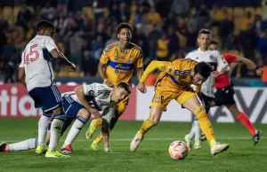 Pablo Vigon (d) de Tigres de México disputa el balón con Pedro Vite (i) y Ranko Veselinovic (2-i) de Whitecaps de Canadá este miércoles, durante el partido de vuelta correspondiente a la primera ronda de la Liga de Campeones de Concacaf celebrado en el estadio Universitario de la ciudad de Monterrey (México). EFE/Miguel Sierra