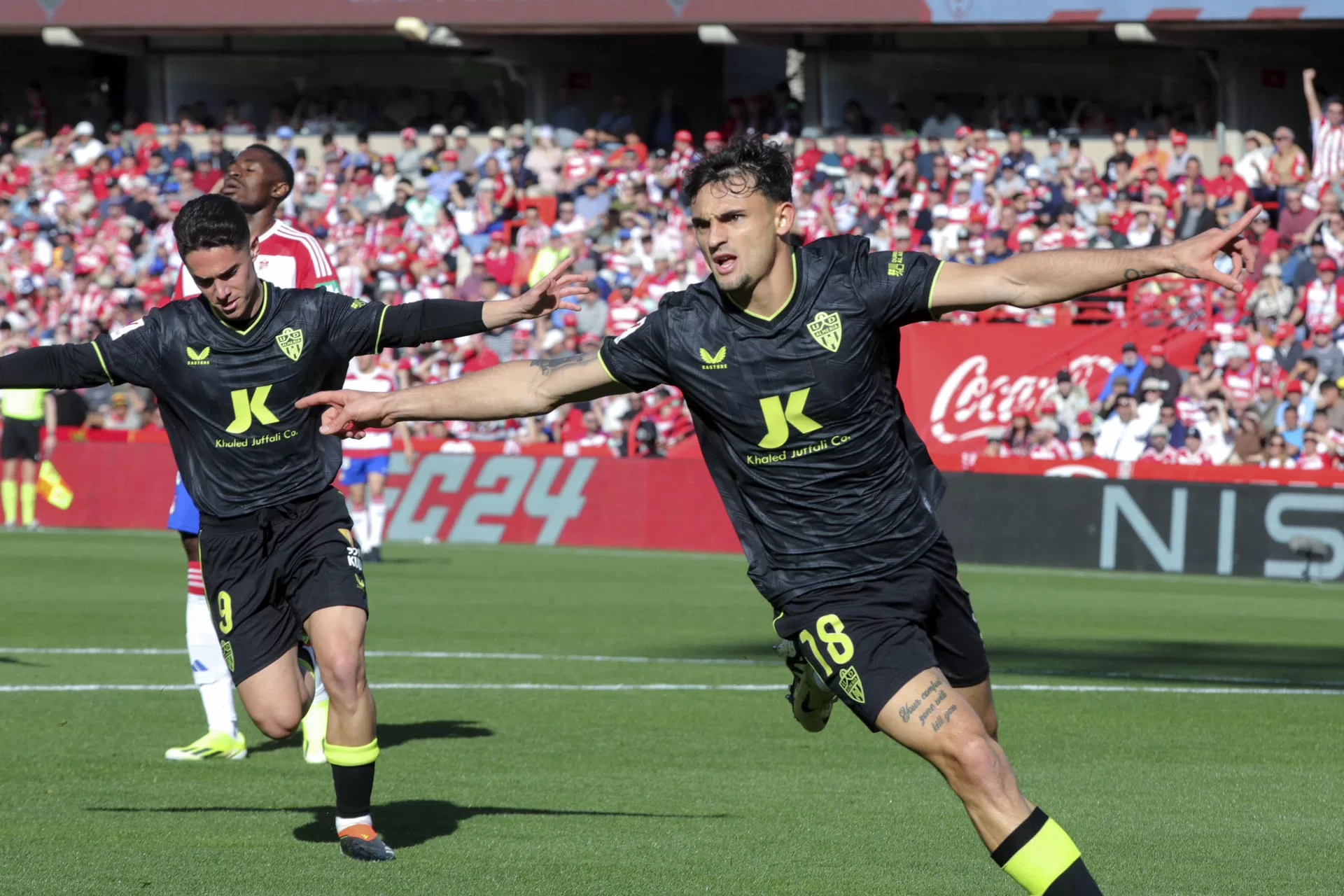 El defensa del Almería Marc Pubill (d), celebra su gol contra el Granada, este domingo durante la jornada 25 de Laliga EA Sports, entre el Granada CF y el UD Almería, en el Nuevo Estadio Los Carmenes de Granada. EFE/ Pepe Torres