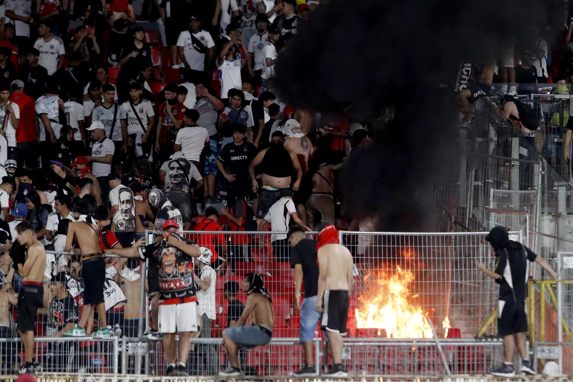 Hinchas de Colo Colo provocan incidentes en la tribuna durante la final de la Supercopa 2024 del fútbol chileno entre Huachipato y Colo Colo hoy, en el Estadio Nacional Julio Martínez Prádanos, en Santiago (Chile). EFE/Osvaldo Villarroel 