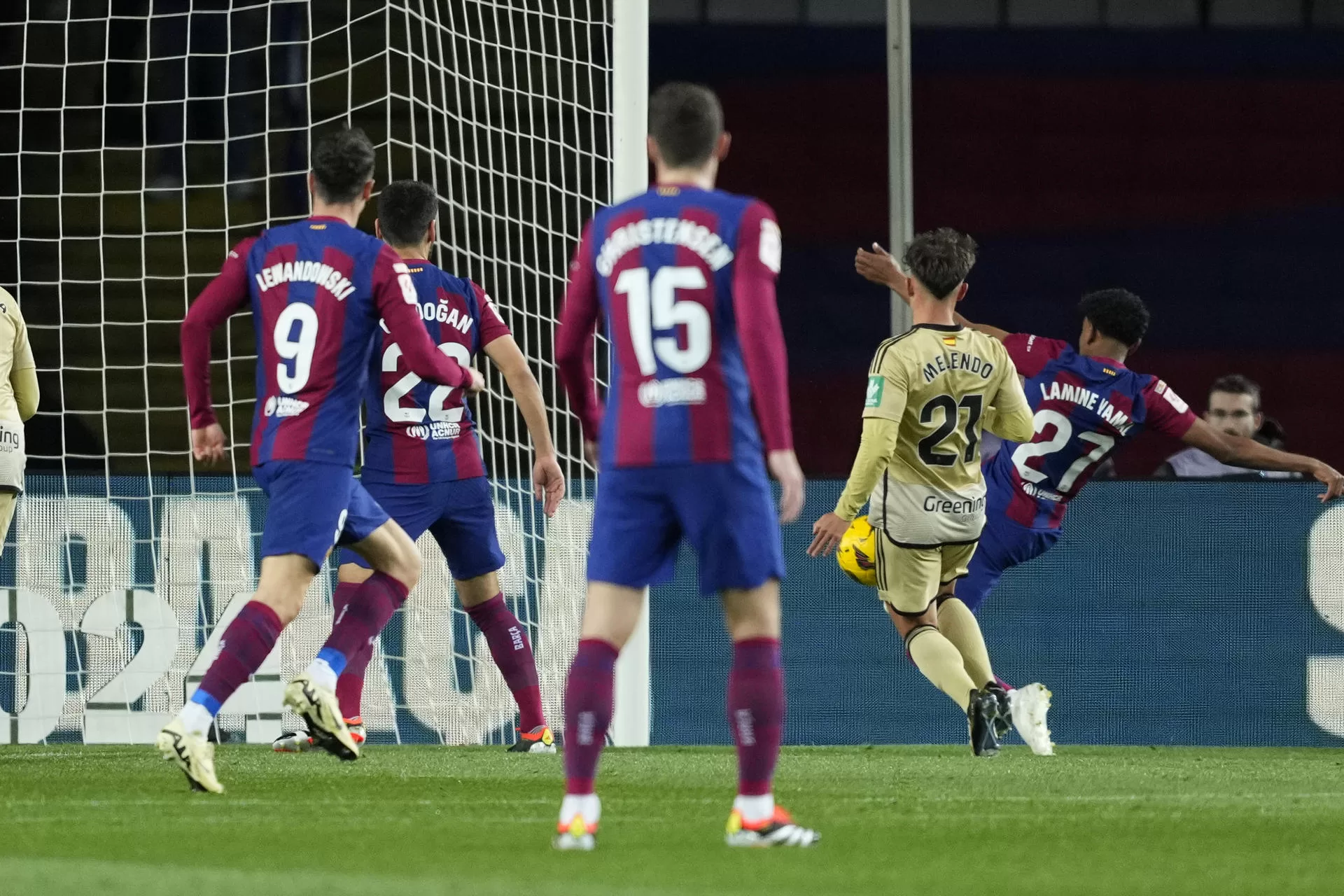 El delantero del FC Barcelona Lamine Yamal (d) marca gol ante el Granada durante el encuentro correspondiente a la jornada 24 de Primera División en estadio Lluis Companys, en Barcelona. EFE / Alejandro Garcia