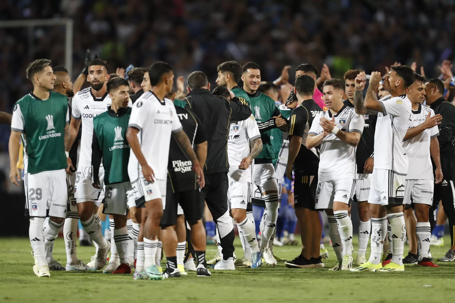 Jugadores de Colo Colo celebran al final de un partido de segunda fase de la Copa Libertadores entre Godoy Cruz y Colo Colo este jueves, en el estadio Malvinas Argentinas, en Mendoza (Argentina). EFE/Marcelo Ruiz 