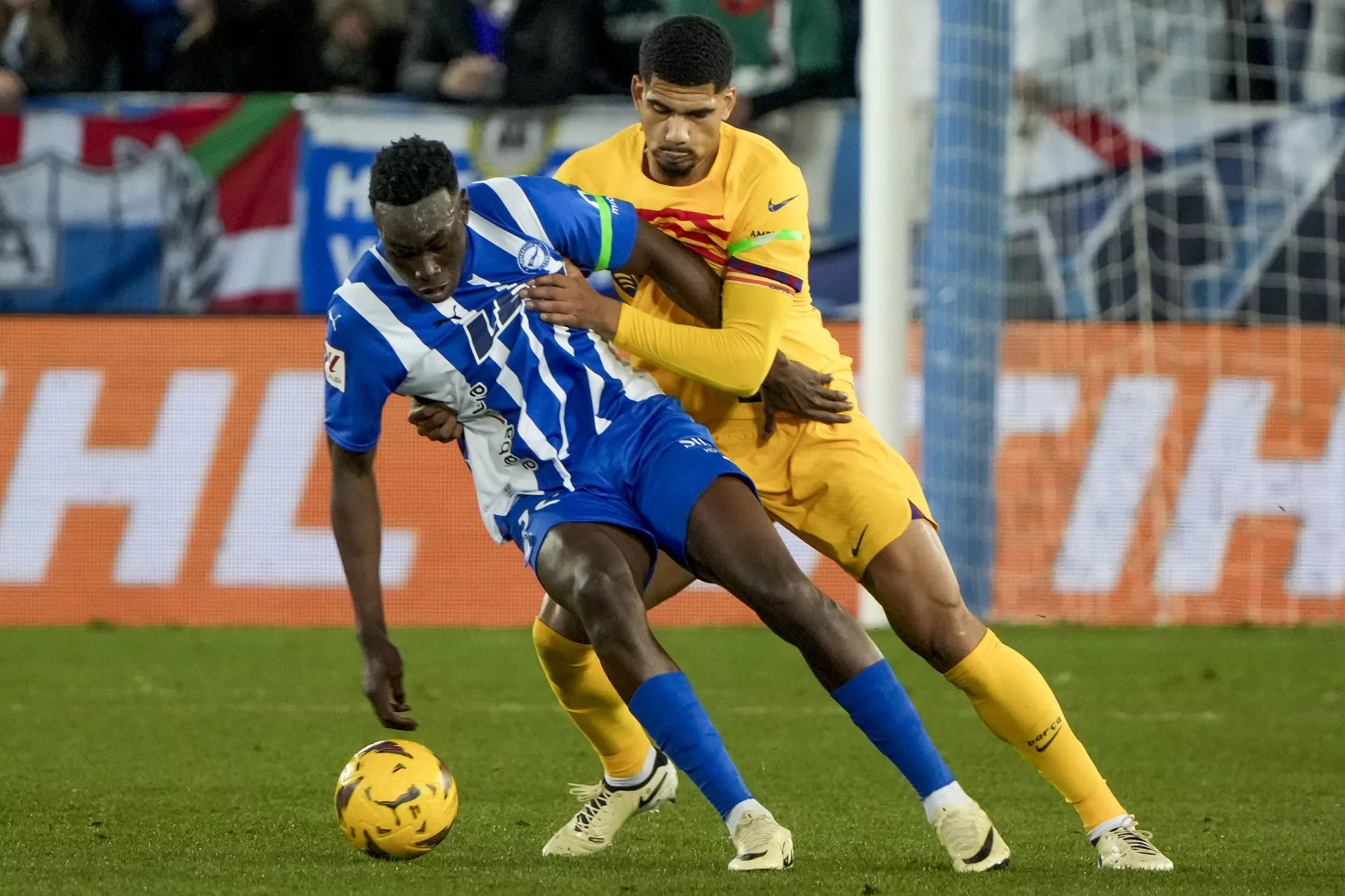 El defensa uruguayo del Barcelona Ronald Araujo (d) pelea un balón con el delantero del Alavés Samu Omorodion durante el partido de LaLiga de fútbol que Deportivo Alavés y FC Barcelona disputan este sábado en el estadio de Mendizorrotza, en Vitoria. EFE/Adrián Ruiz Hierro