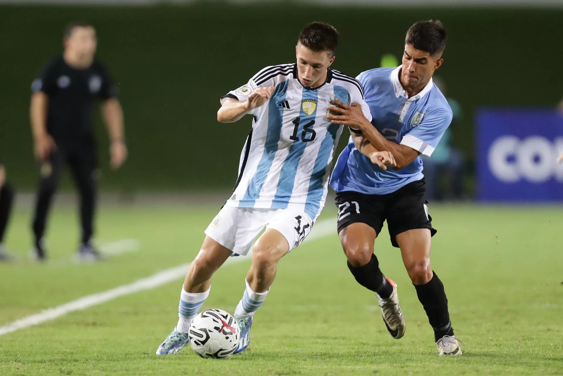 Erico Cuello (d) Argentina disputa el balón con Renzo Sánchez de Uruguay hoy, en un partido del Torneo Preolímpico Sudamericano Sub-23 en el estadio Polideportivo Misael Delgado en Valencia (Venezuela). EFE/ Rayner Peña R. 