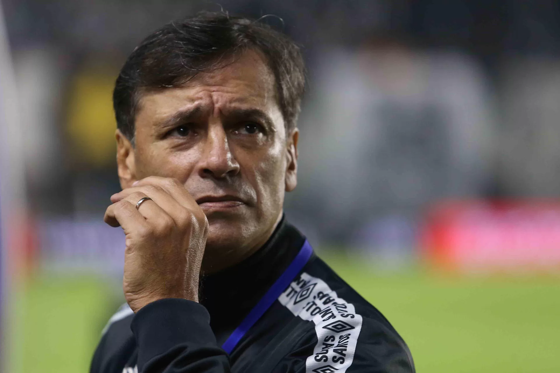 alt La FIFA le prohíbe al Santos realizar transferencias por una denuncia del técnico Bustos