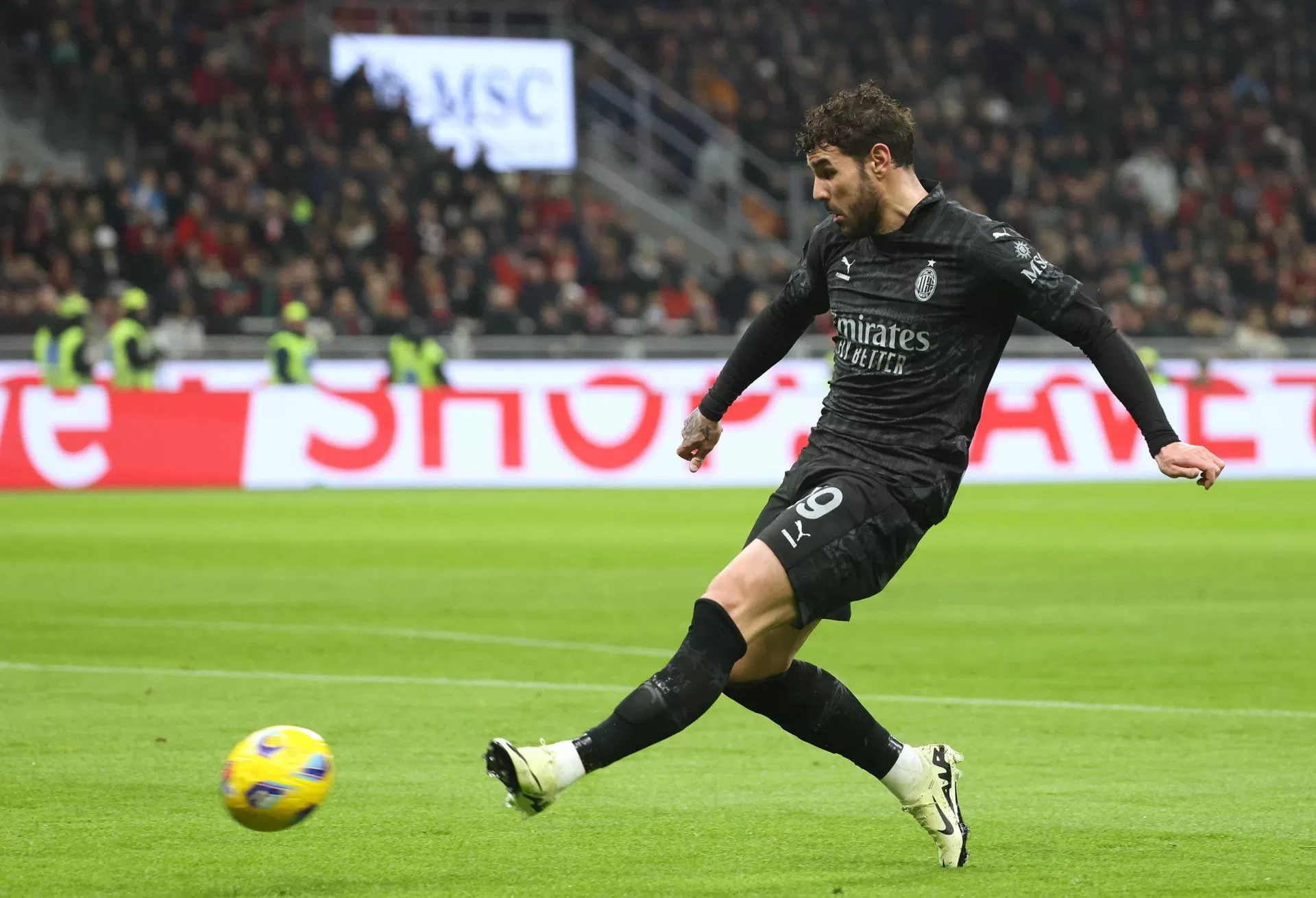 El jugador del AC Milan Theo Hernandez logra el 1-0 durante el partido de la Serie A que han jugado AC Milan y Napoli en el Giuseppe Meazza de Milan, Italia. EFE/EPA/MATTEO BAZZI 