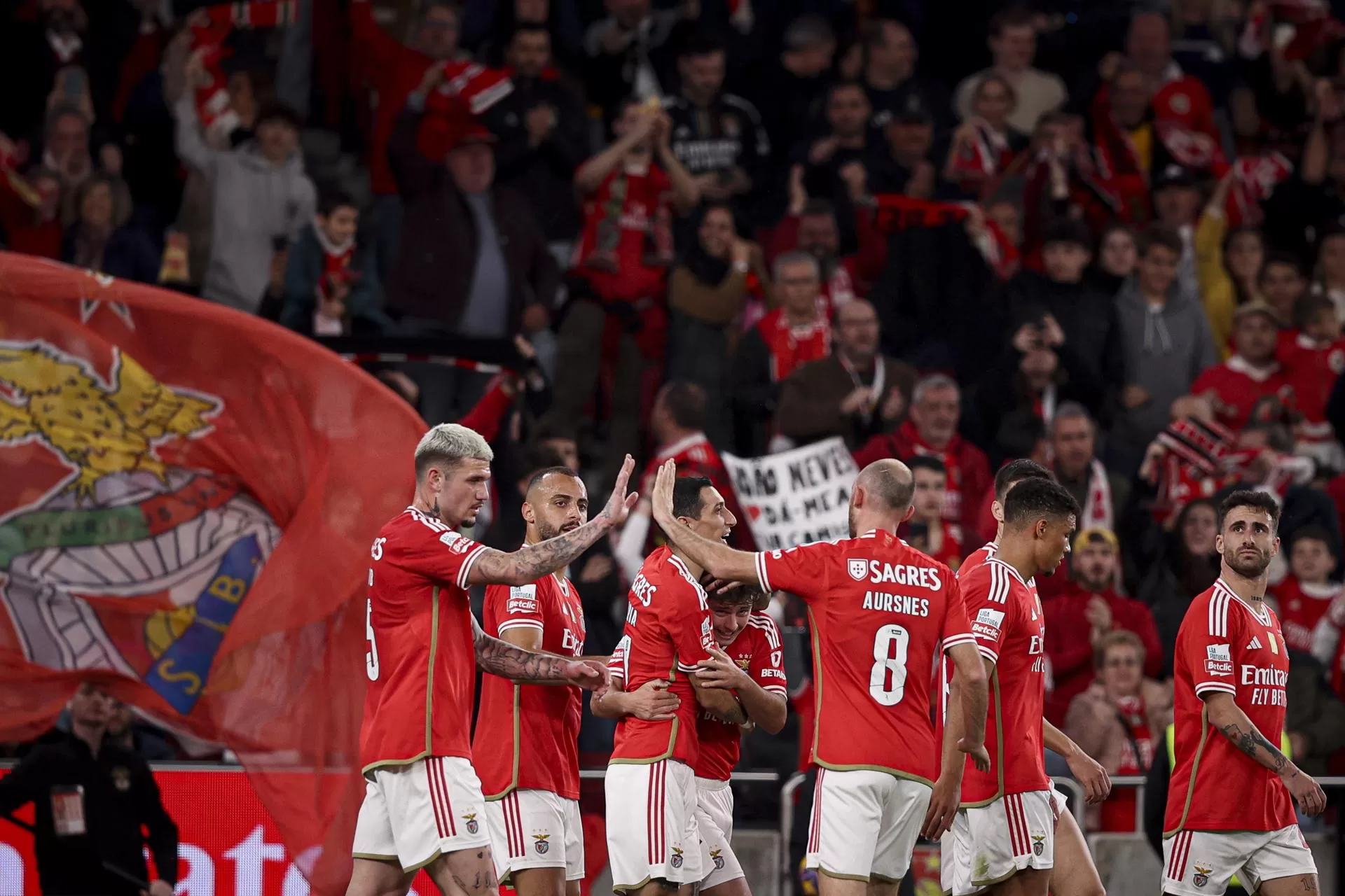 alt El Benfica se pone líder en Portugal, huelga de policías mediante