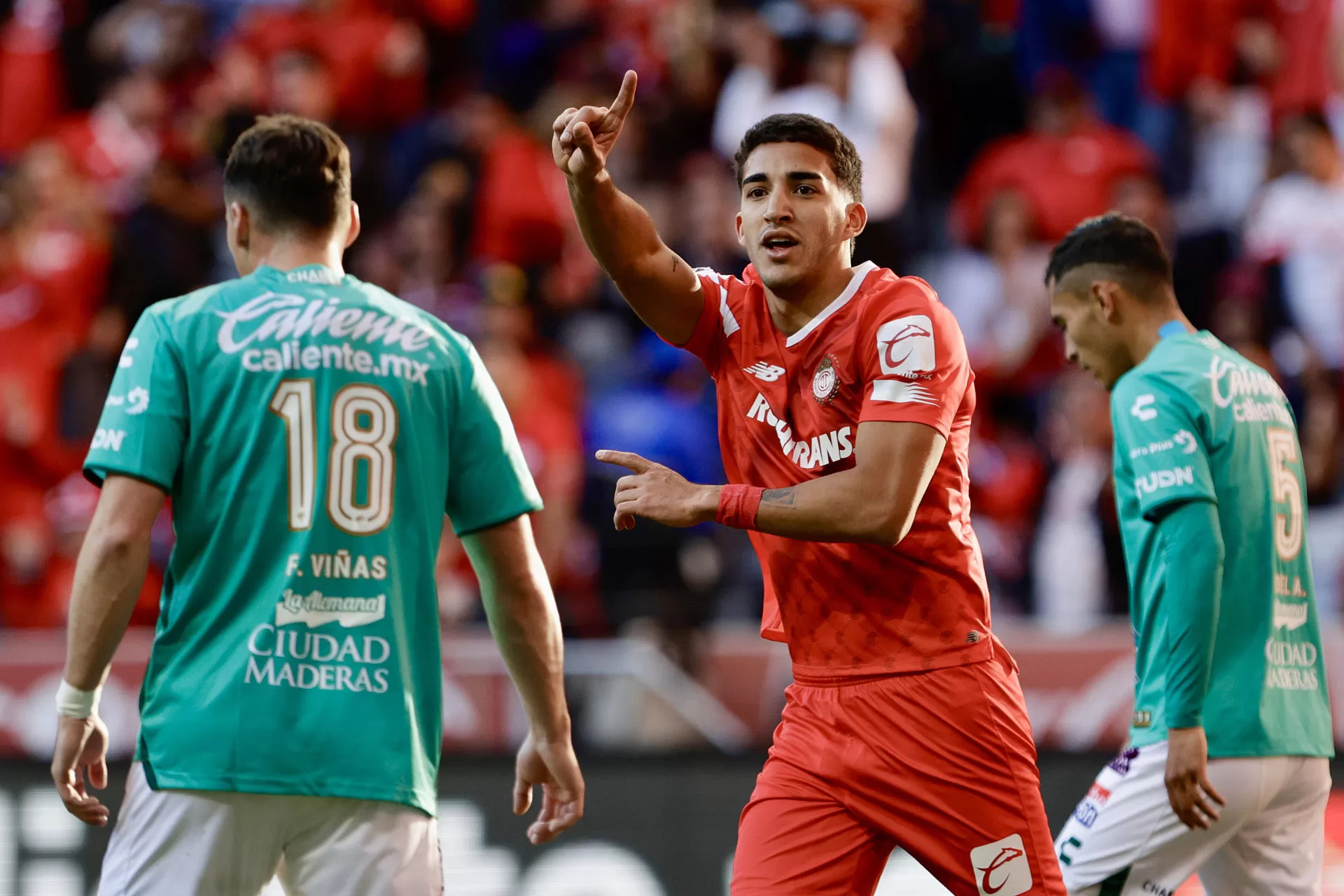 Andres Pereira (c), del Toluca, fue registrado este sábado, 3 de febrero, al celebrar un gol que le anotó a León, durante un partido de la quinta jornada del torneo Clausura 2024 de la Liga MX, en el estadio Nemesio Diez, en Toluca (México). EFE/Alex Cruz 