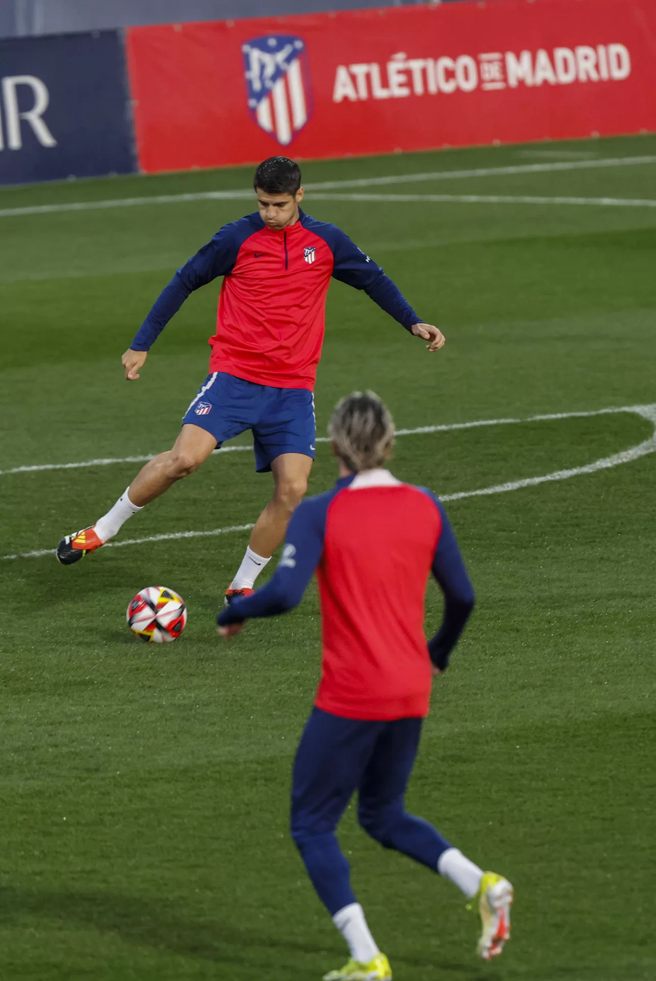 Morata golpea el balón durante el entrenamiento de este martes. EFE/Zipi