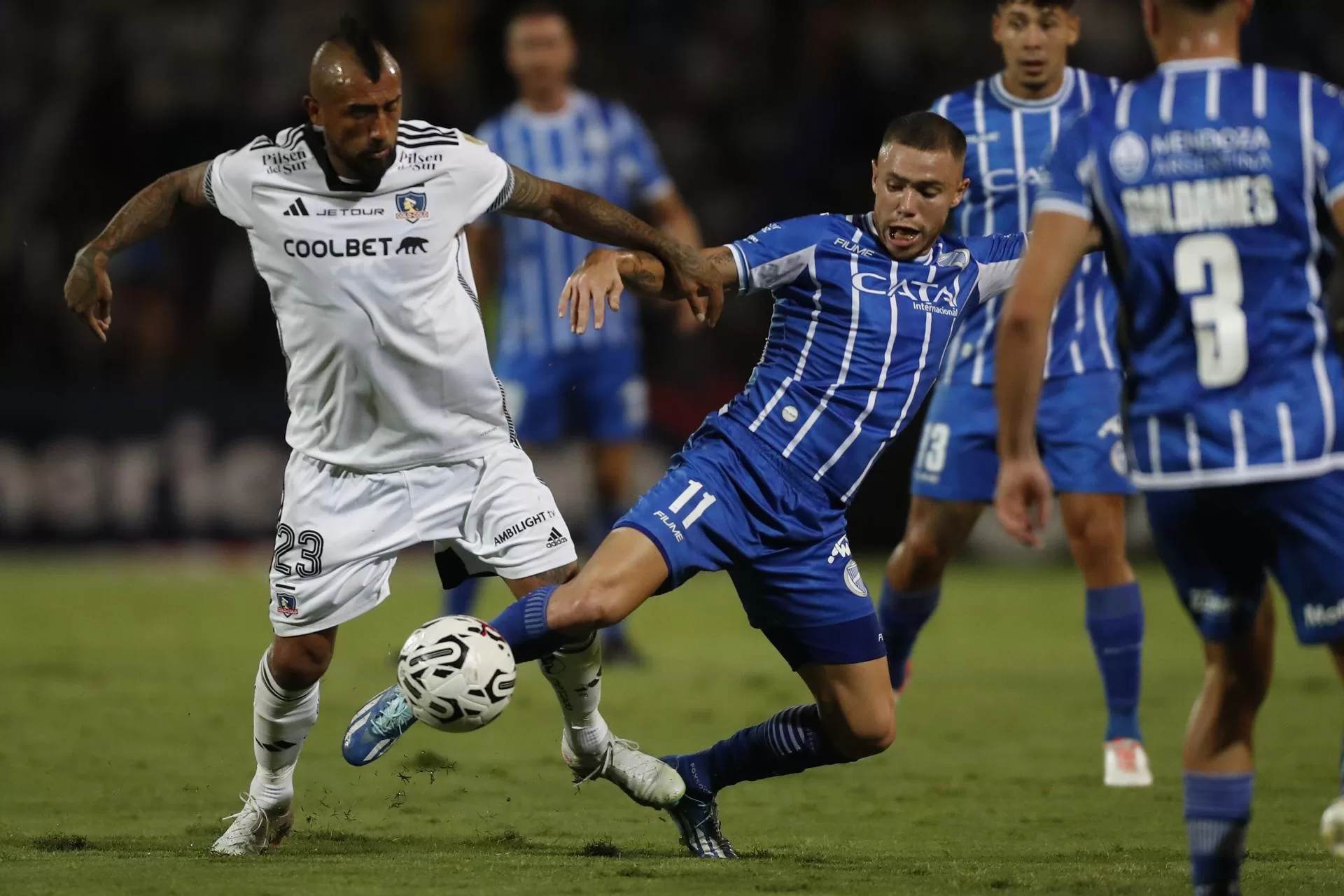 Tomás Conechny (d) de Godoy Cruz disputa un balón ante Arturo Vidal de Colo Colo este jueves, en un partido de segunda fase de la Copa Libertadores entre Godoy Cruz y Colo Colo en el estadio Malvinas Argentinas, en Mendoza (Argentina). EFE/Marcelo Ruiz 