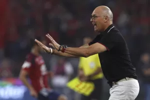 alt En el duelo de técnicos uruguayos Medellín y Santa Fe empatan 1-1 en la liga colombiana