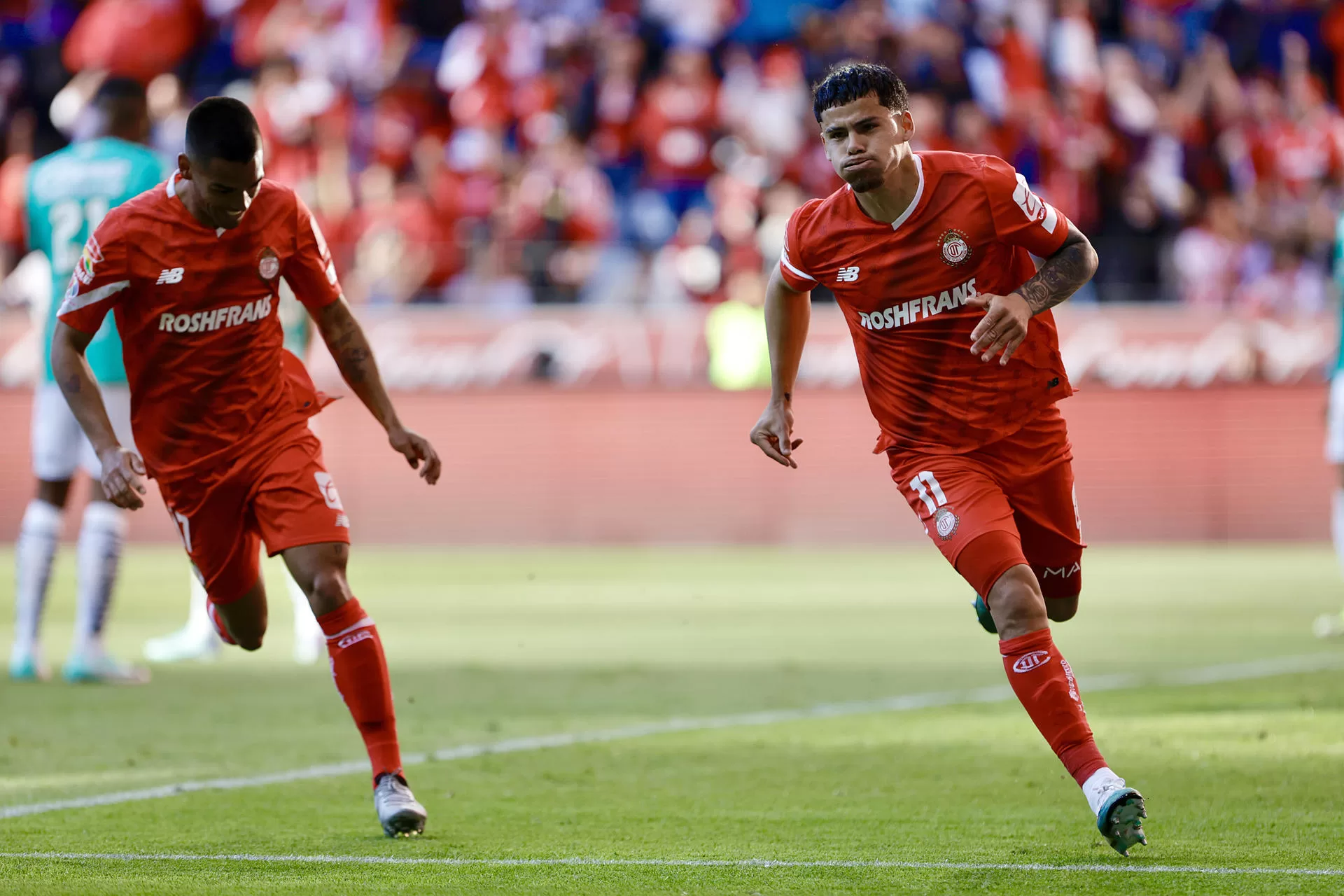 Maximiliano Araujo (d), del Toluca, fue registrado este sábado, 3 de febrero, al celebrar un gol que le anotó a León, durante un partido de la quinta jornada del torneo Clausura 2024 de la Liga MX, en el estadio Nemesio Diez, en Toluca (México). EFE/Alex Cruz 