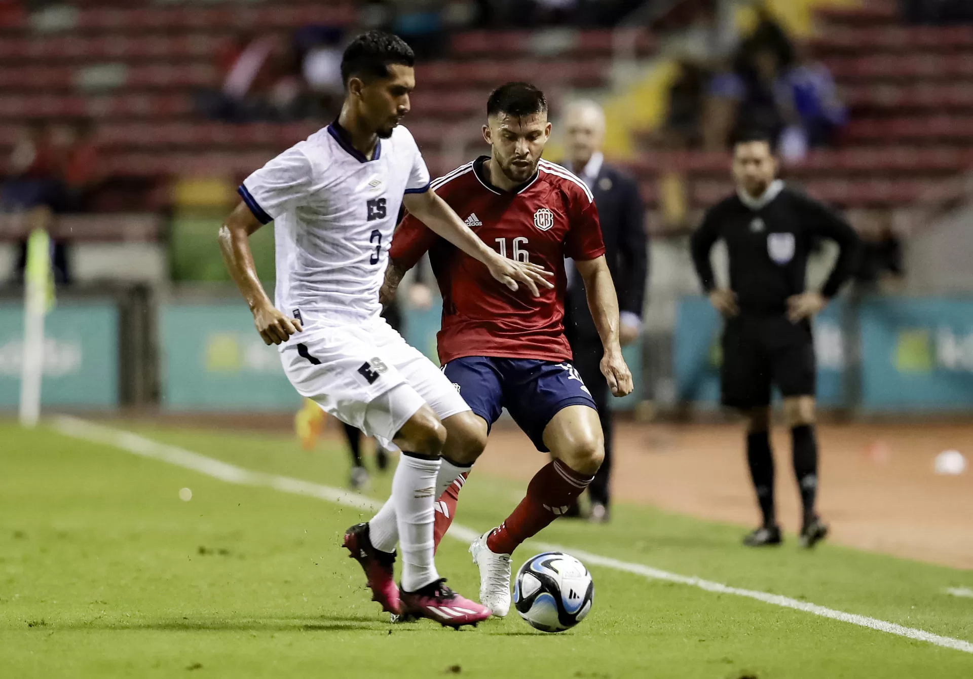 El jugador Melvin Cruz (i) del equipo de la selección de El Salvador es marcado por Jeffry Valverde (d) de Costa Rica hoy, durante un partido amisto en San José (Costa Rica). EFE/Jeffrey Arguedas 