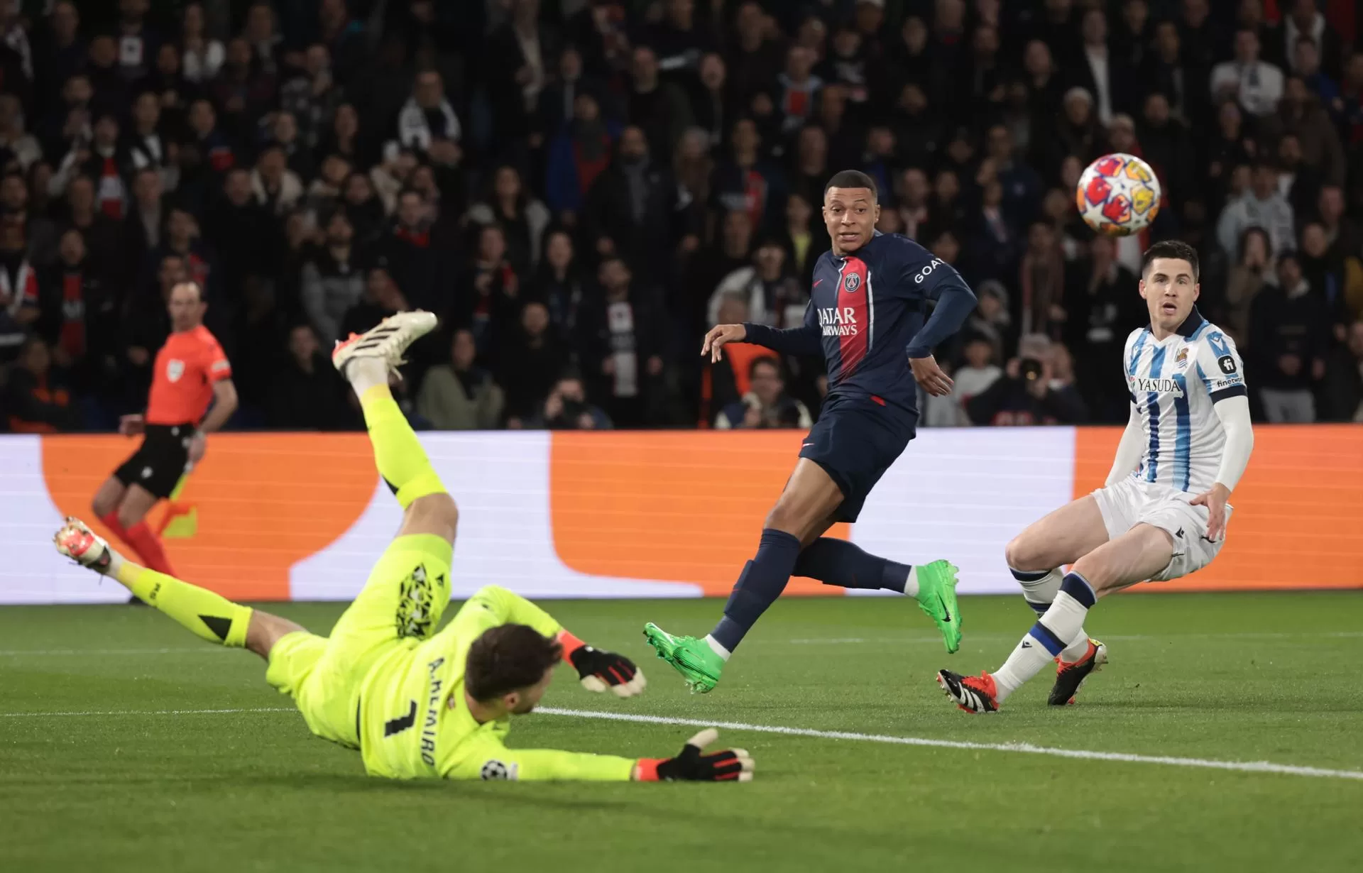 El jugador del PSG Kylian Mbappe (C) durante el partido de octavos de la Liga de Campeones qujugado en el Parque de los Príncipes de París. EFE/EPA/CHRISTOPHE PETIT TESSO 