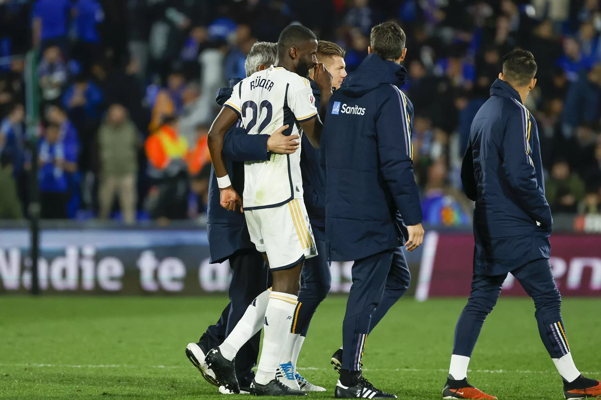 El defensa alemán del Real Madrid Antonio Rudiger abandona el terreno de juego por problemas físicos, durante el partido de la jornada 20 de LaLiga EA Sports que enfrentó al Getafe CF y al Real Madrid en el Coliseum. EFE/JUANJO MARTIN