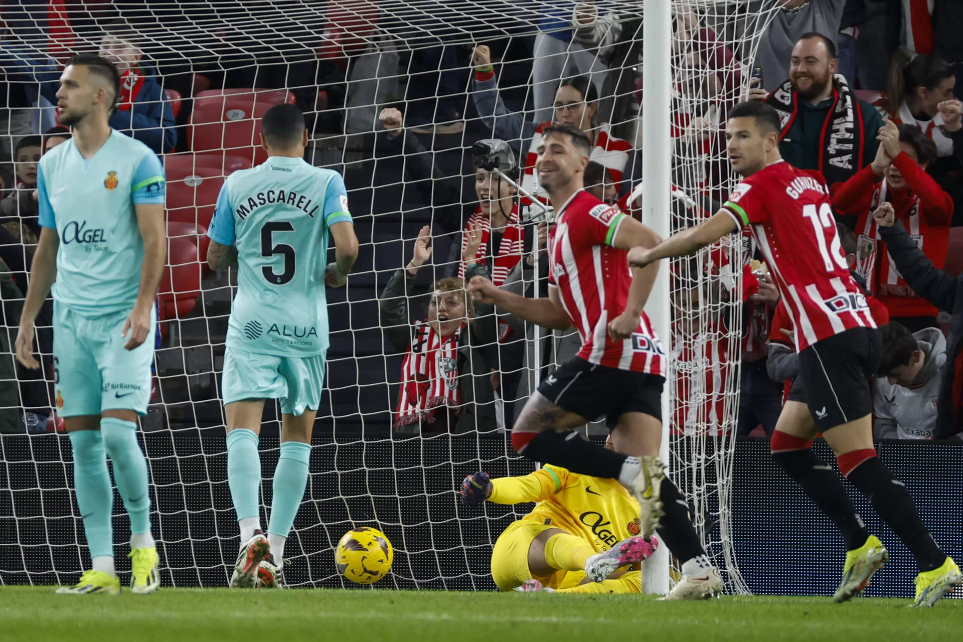 El defensa del Athletic Yuri Berchiche (2d) celebra el primer gol de su equipo durante el partido de LaLiga EA Sports entre el Athletic y el Mallorca, este viernes en el estadio de San Mamés, en Bilbao. EFE/Miguel Toña