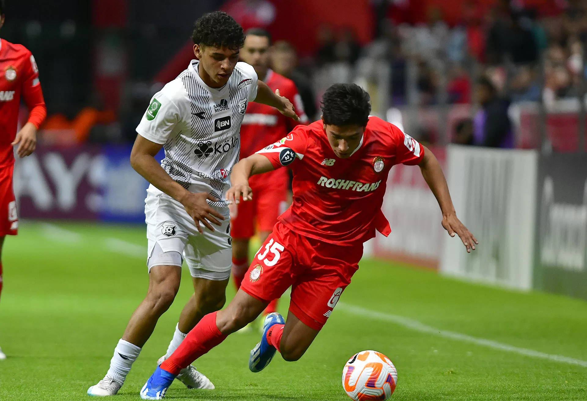 Andy Rojas (i) del Herediano de Costa Rica disputa un balón con Victor Artega del Toluca de México este jueves, durante un juego de la primera fase de la Liga de Campeones de la Concacaf, en el estadio Nemesio Diez de la ciudad de Toluca (México). EFE/ Víctor Cruz 