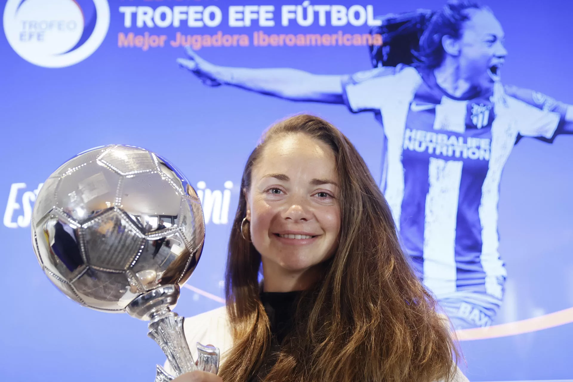 La centrocampista argentina del Atlético de Madrid, Estefanía Banini, con el trofeo durante el acto de entrega del premio a la mejor Jugadora Iberoamericana del año 2023 en un acto celebrado este viernes en la sede central de la Agencia EFE en Madrid. EFE/Mariscal 