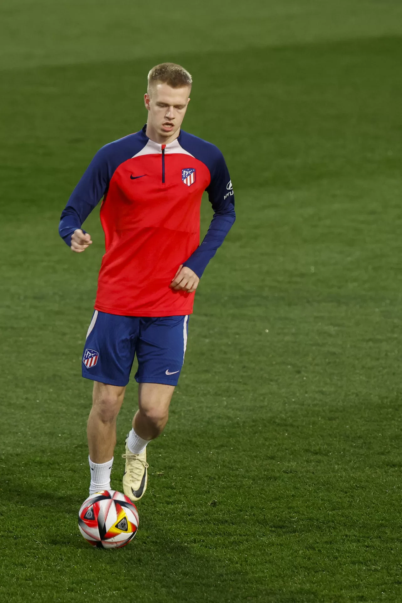 Vermeeren conduce el balón este martes en el entrenamiento. EFE/Zipi