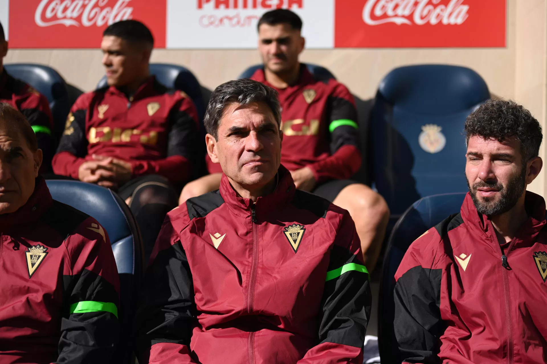 El entrenador del Cádiz, Mauricio Pellegrino (c) durante el partido de jornada 23 de LaLiga EA Sports disputado este domingo en el estadio de La Cerámica, en Villarreal. EFE/Andreu Esteban